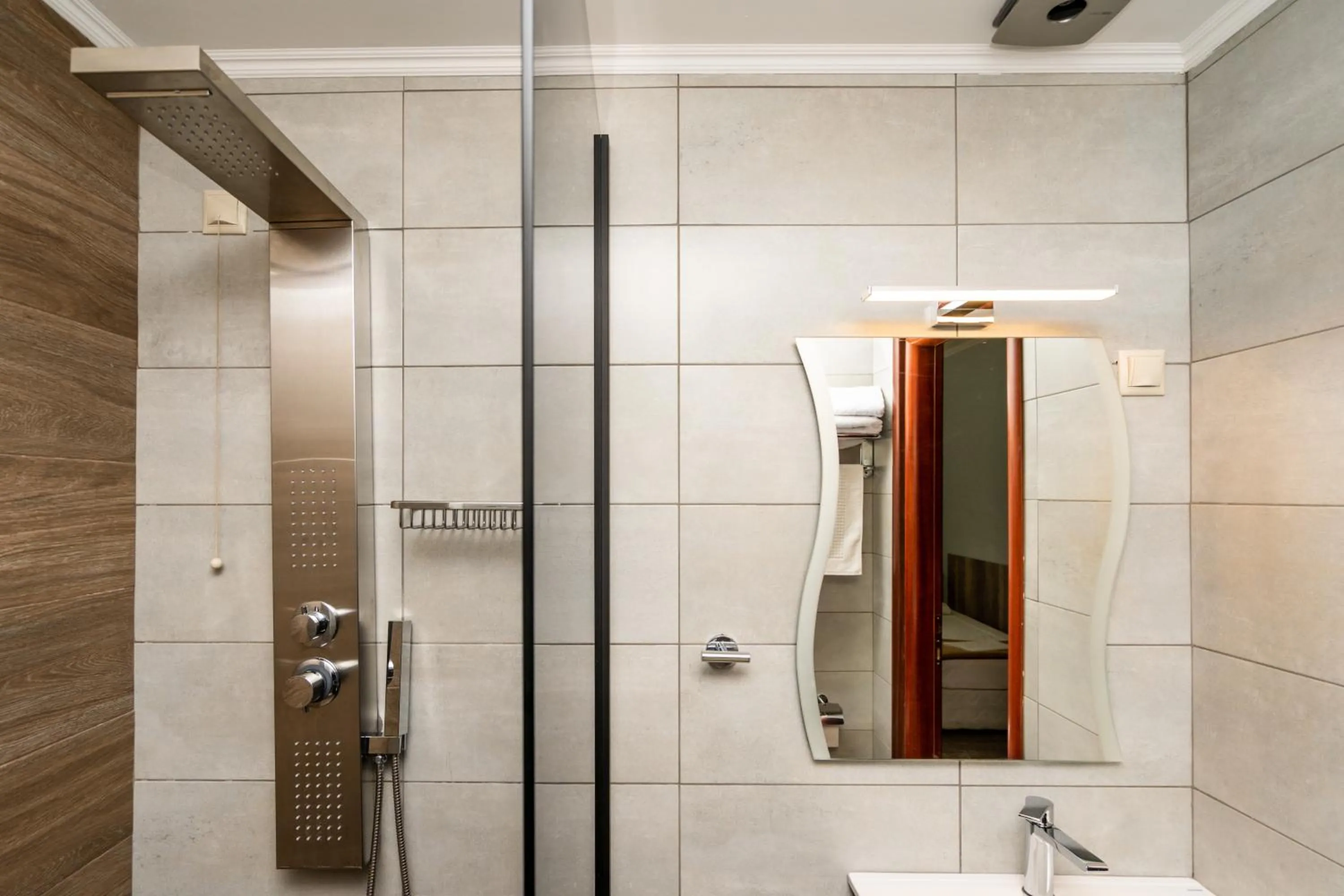 Shower in Hotel Epavlis