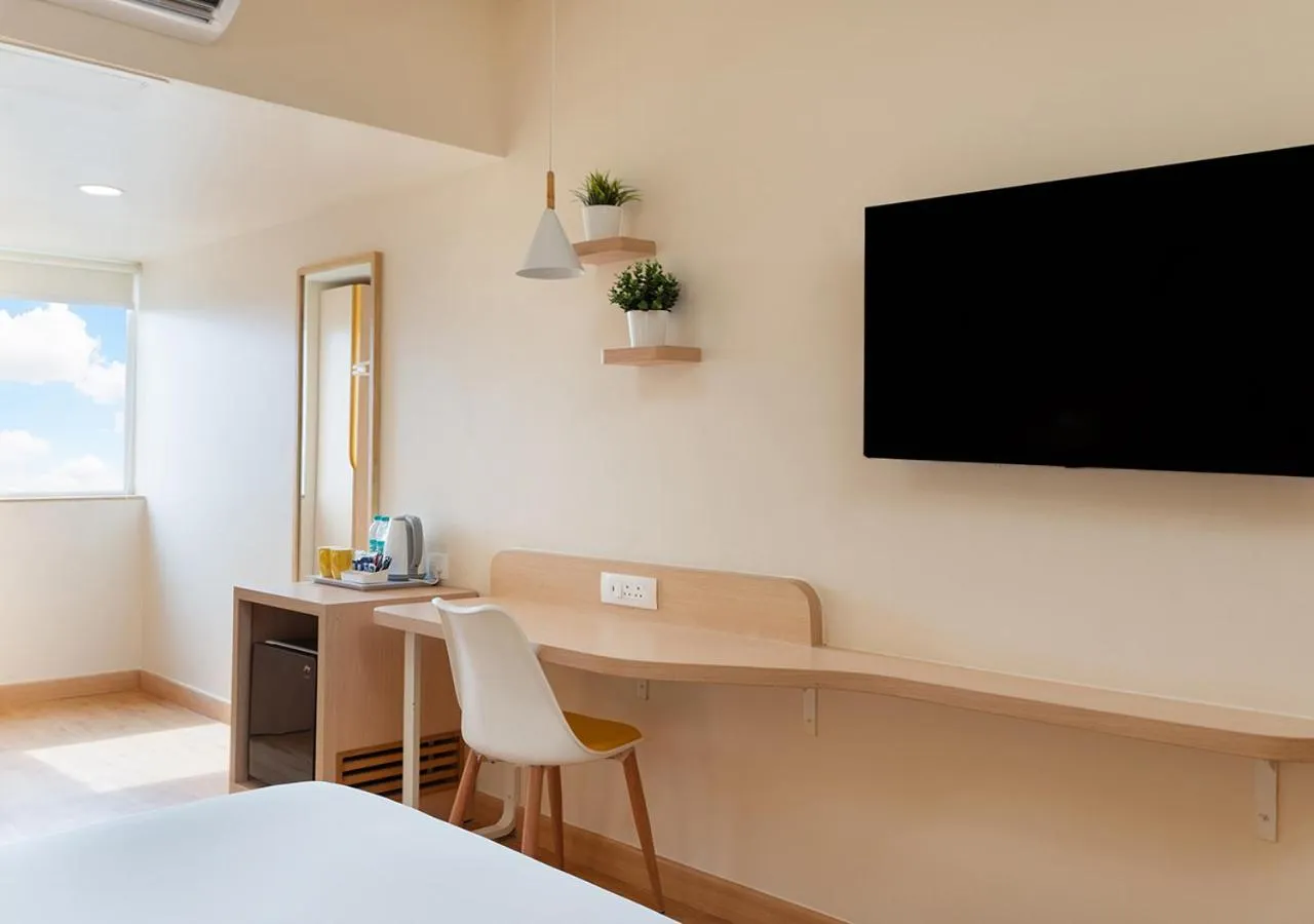 Photo of the whole room, Bed in Bloom Hotel - Financial District