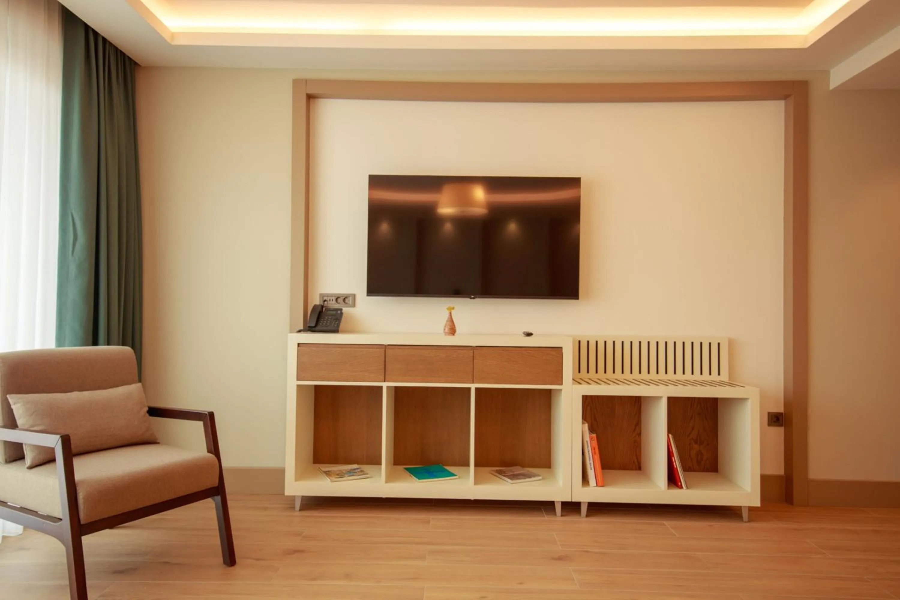 TV and multimedia in Casa Lumar Luxury Lodging- Adult Only