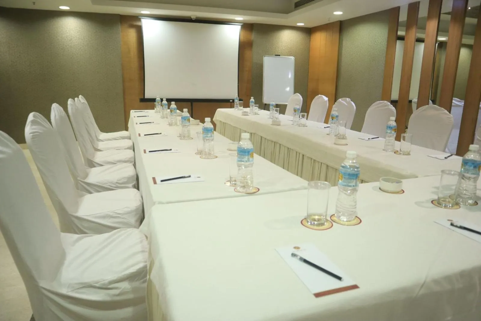 Business facilities in De Sovrani