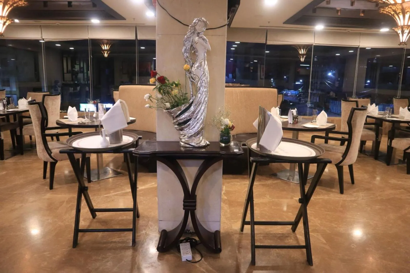 Restaurant/places to eat in De Sovrani