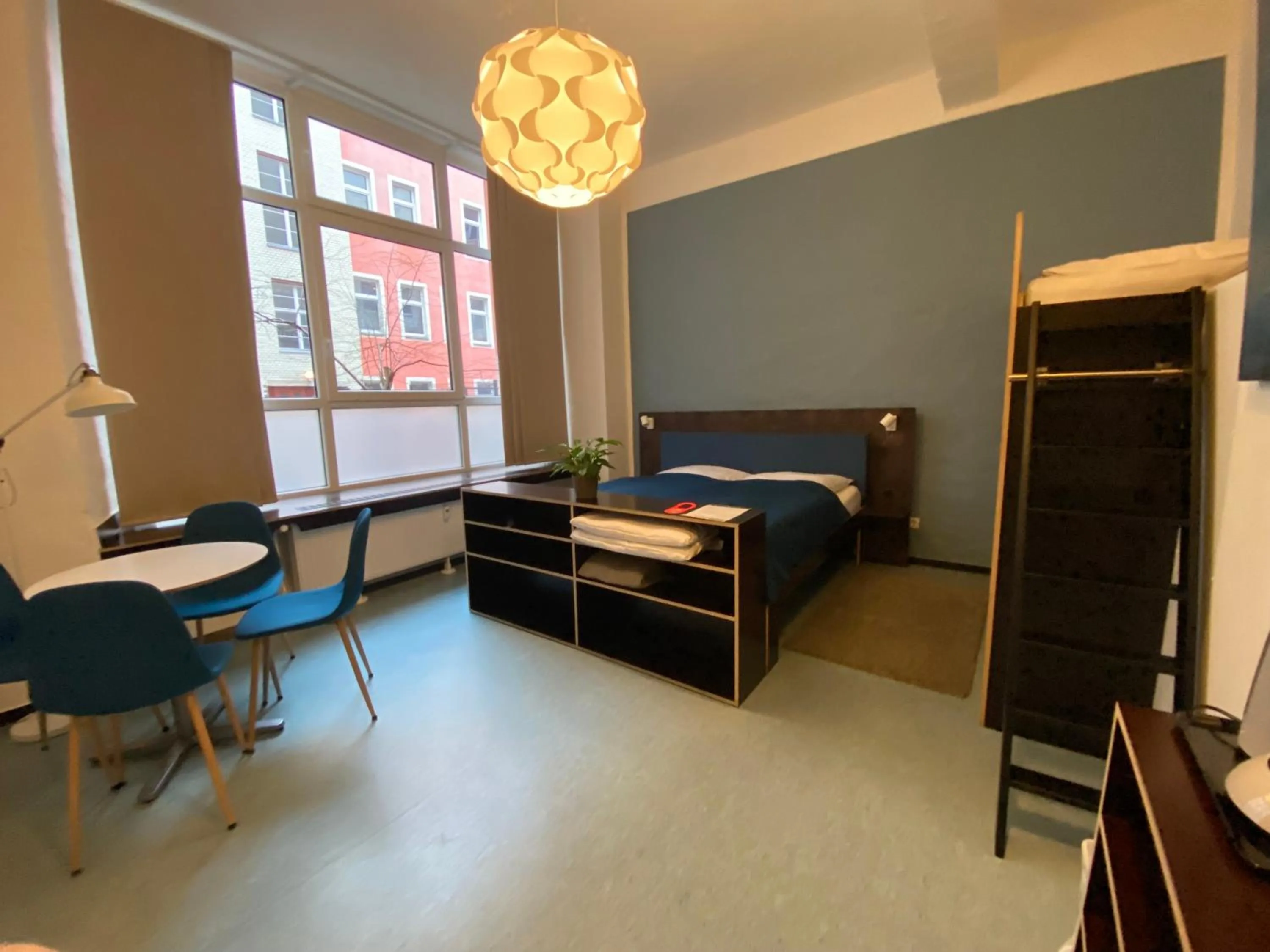 Photo of the whole room, Bed in Hüttenpalast