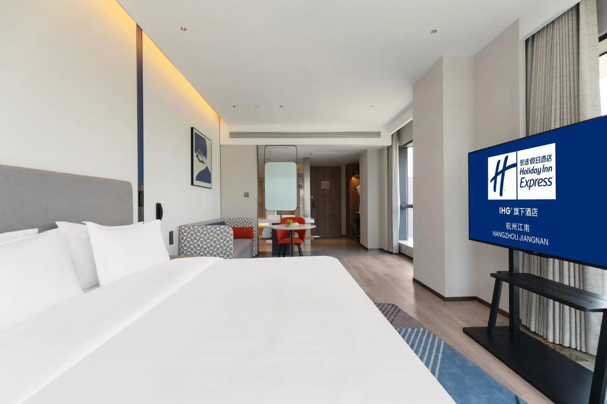 Photo of the whole room, Bed in Holiday Inn Express Hangzhou Jiangnan by IHG