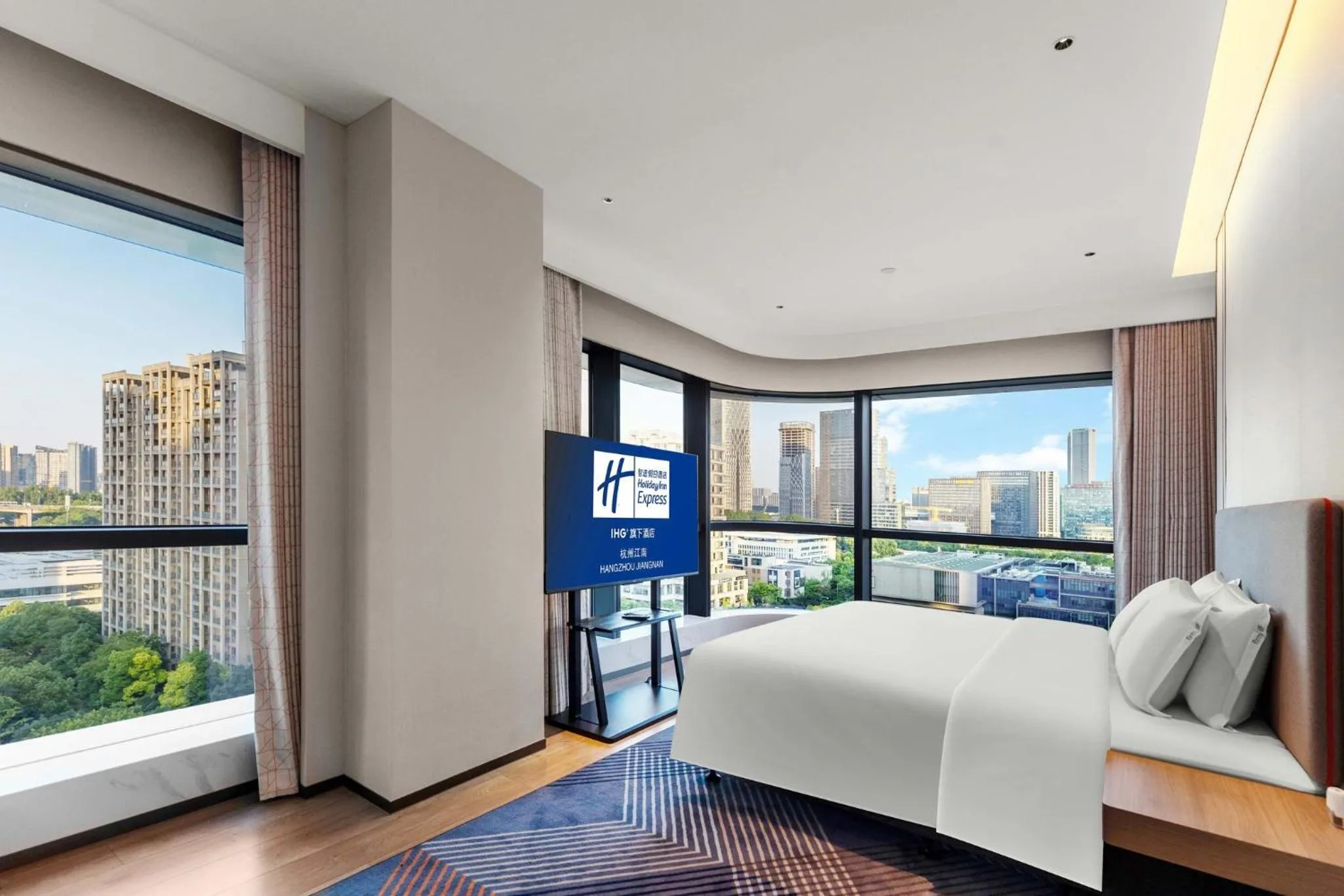 Photo of the whole room, Bed in Holiday Inn Express Hangzhou Jiangnan by IHG