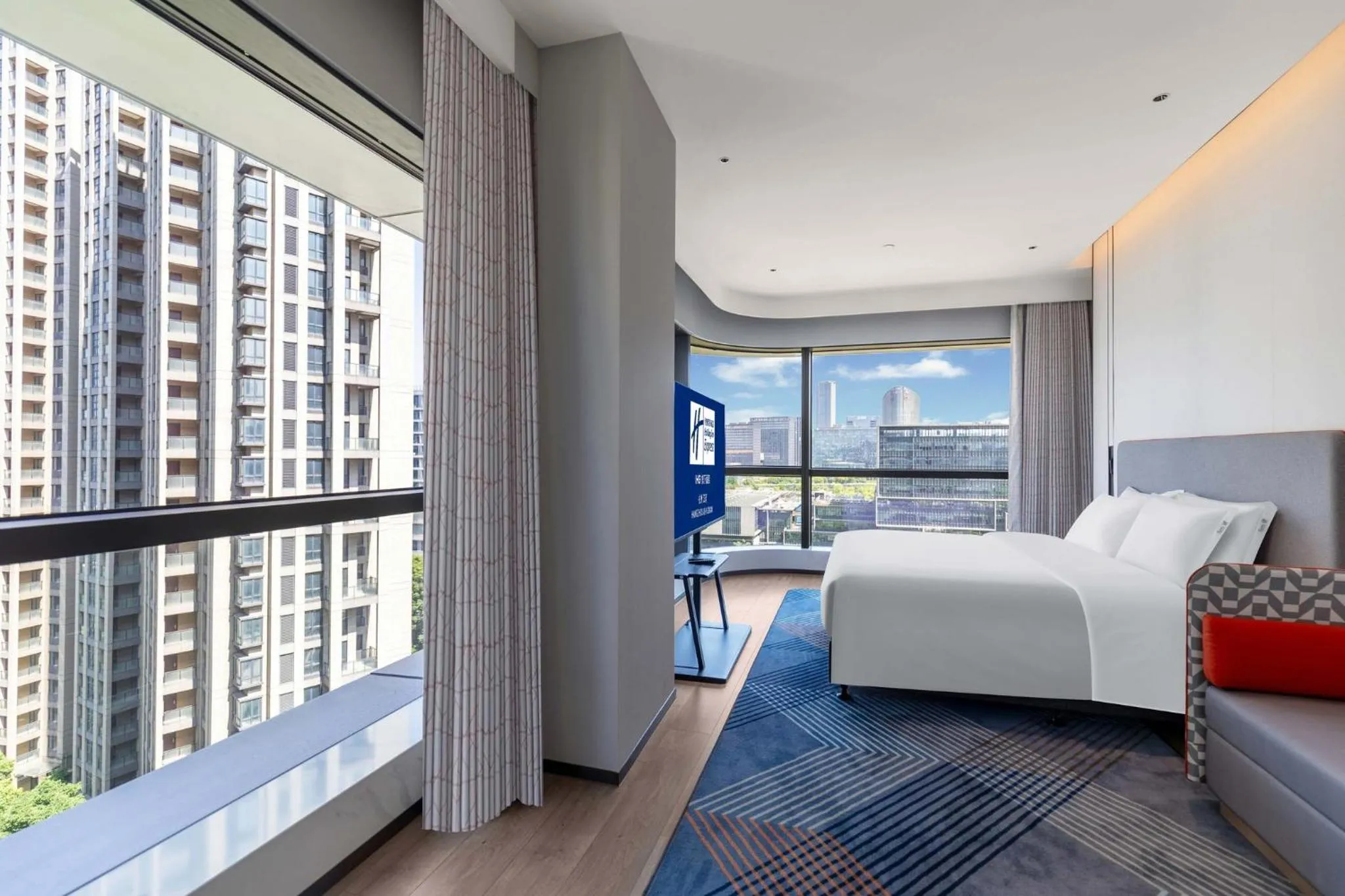 Photo of the whole room, Bed in Holiday Inn Express Hangzhou Jiangnan by IHG