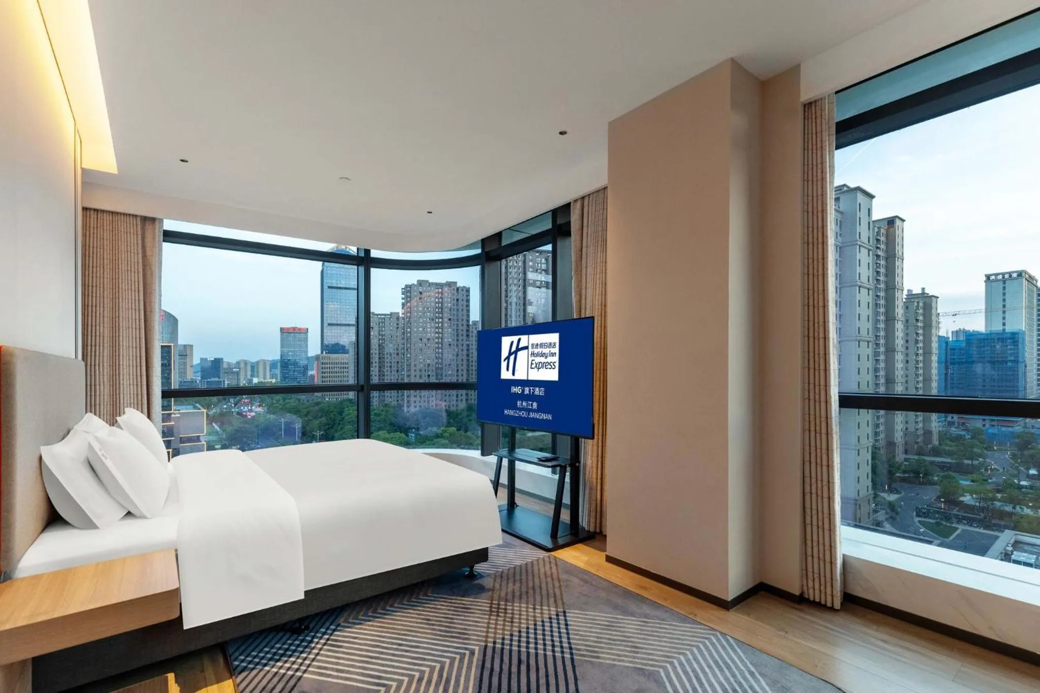 Photo of the whole room, Bed in Holiday Inn Express Hangzhou Jiangnan by IHG