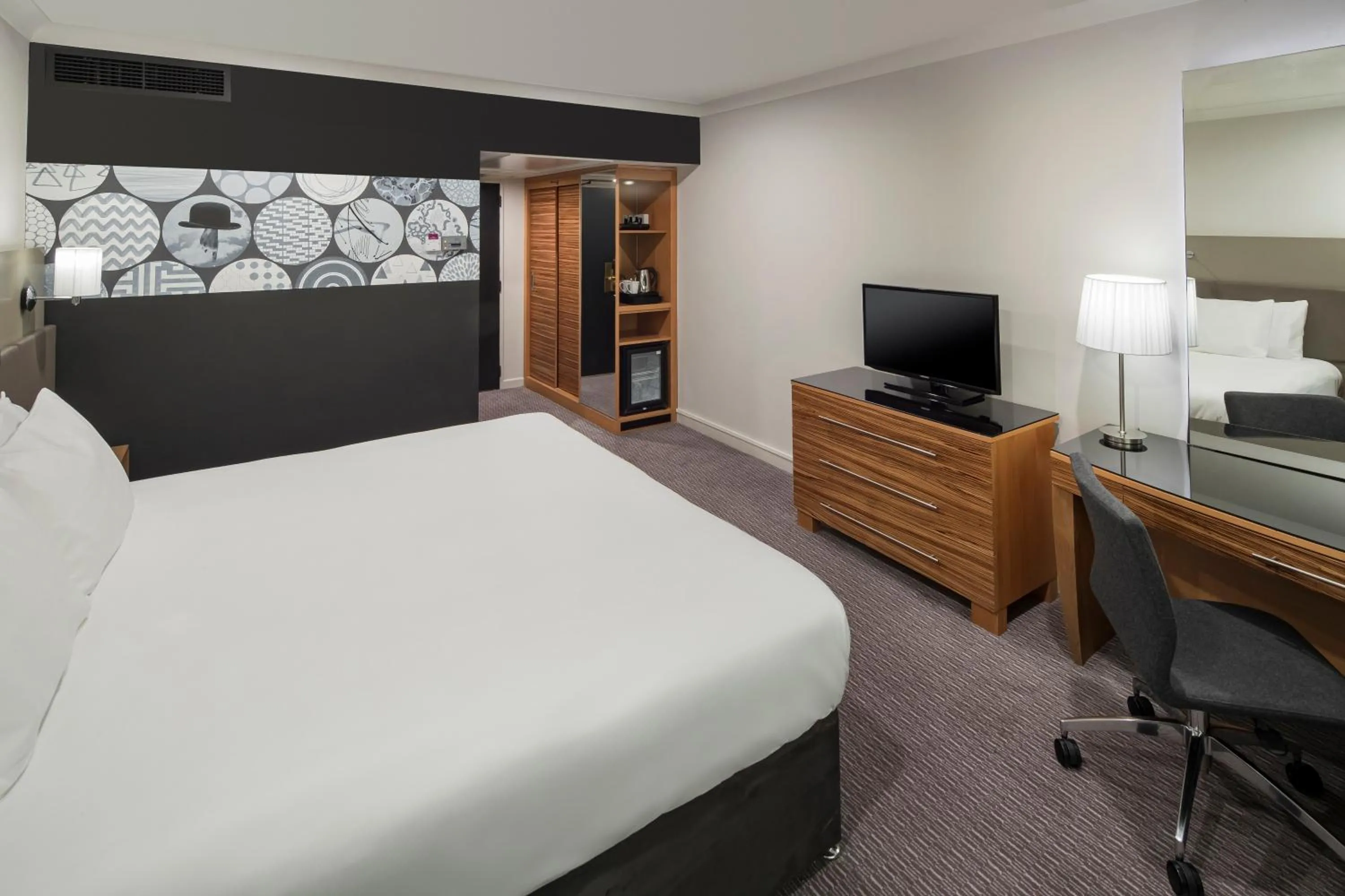Bedroom, Bed in Crowne Plaza Nottingham by IHG
