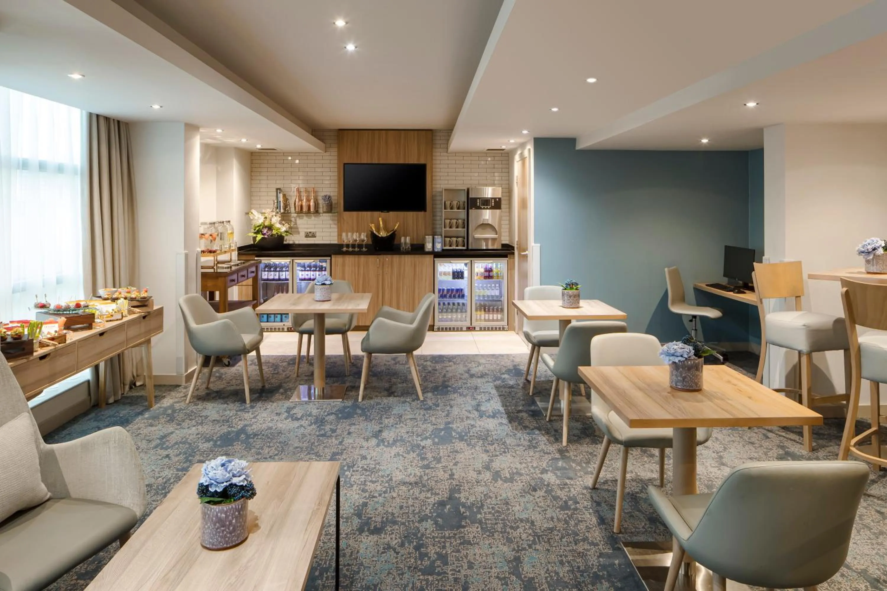 Communal lounge/ TV room in Crowne Plaza Nottingham by IHG