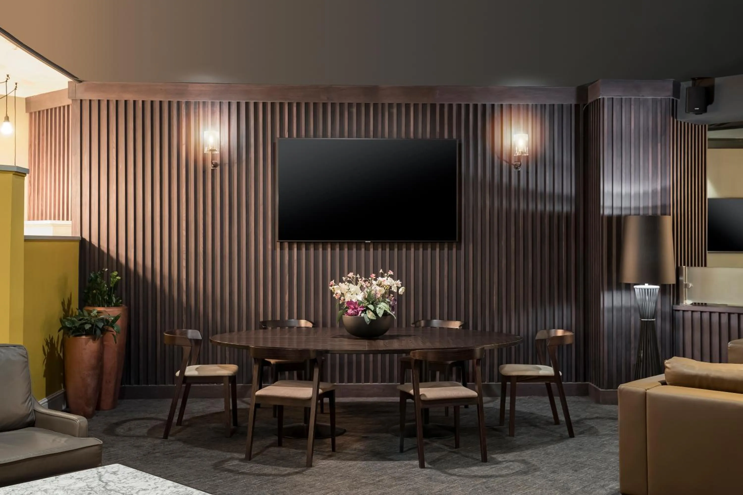 Lounge or bar in Crowne Plaza Nottingham by IHG