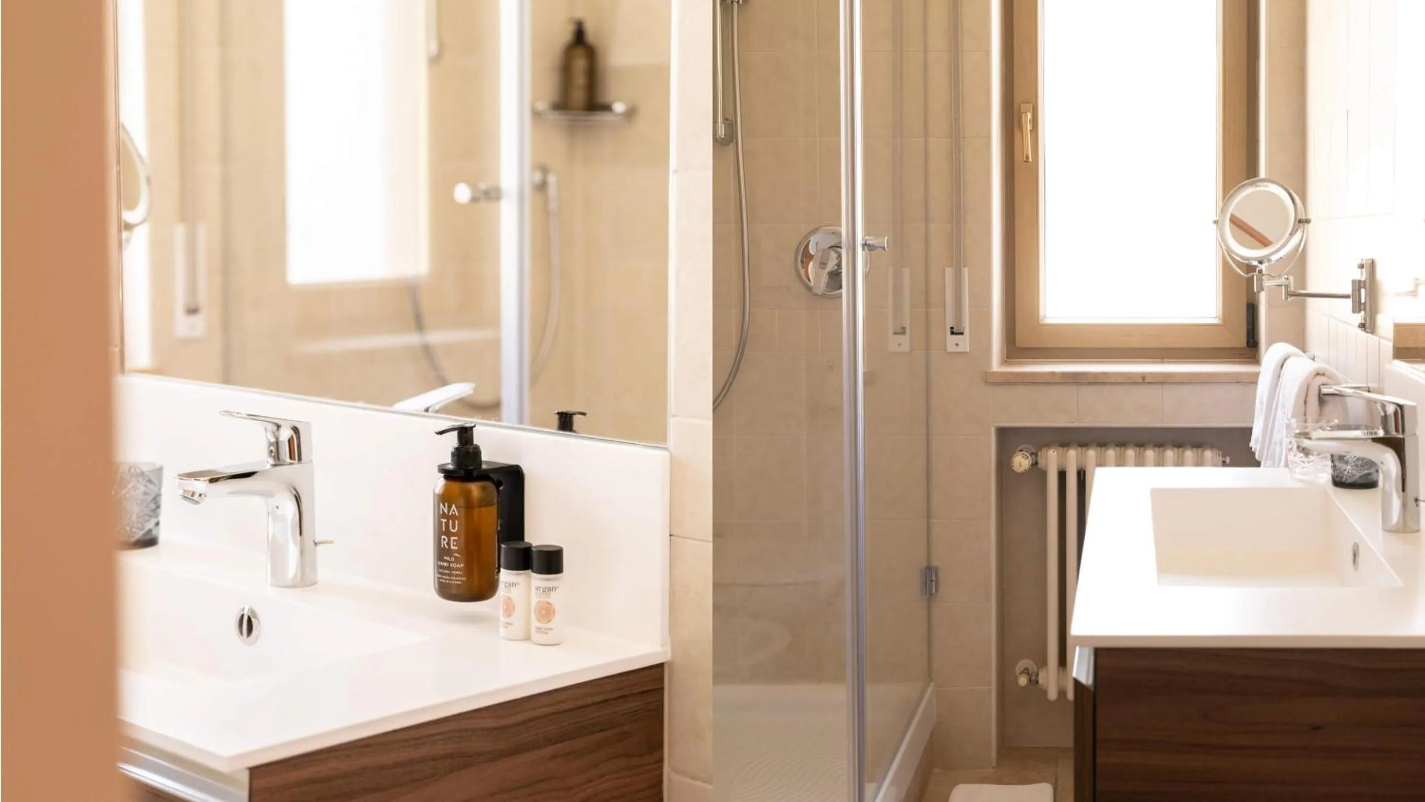 Shower in Flora Hotel & Suites