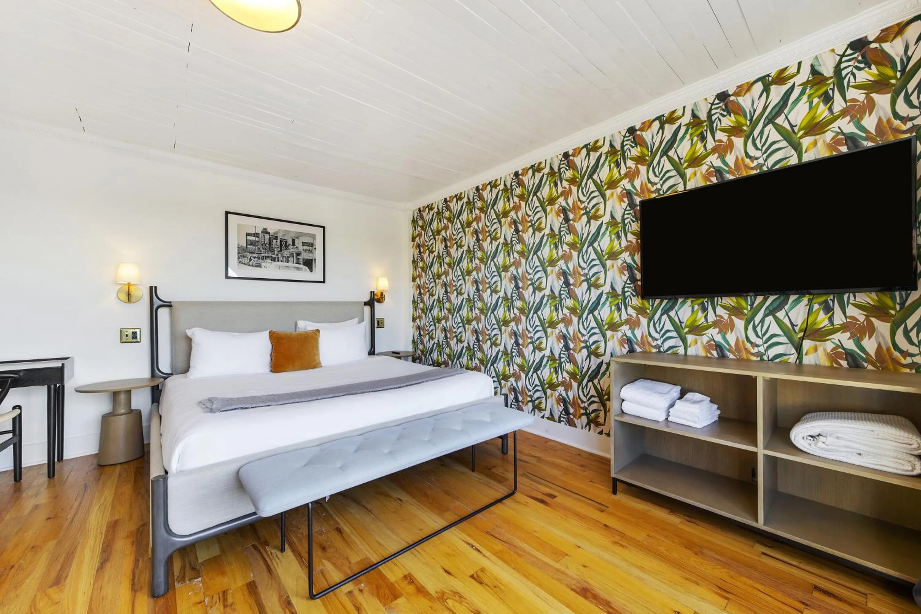 Communal lounge/ TV room, Bed in Tower Hotel Little Havana