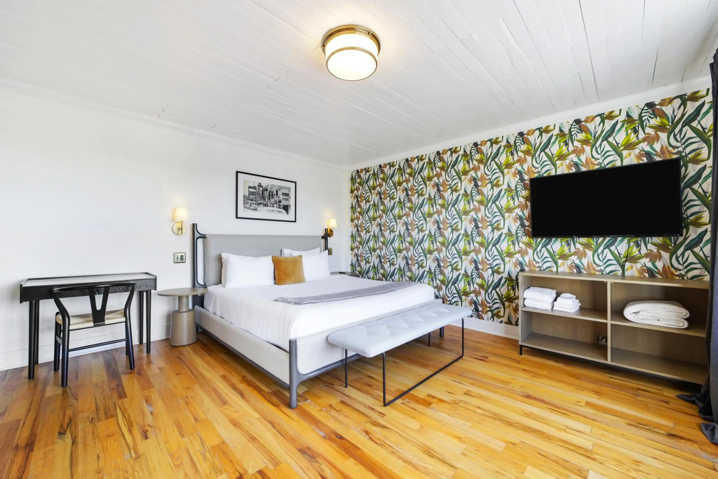 Communal lounge/ TV room, Bed in Tower Hotel Little Havana