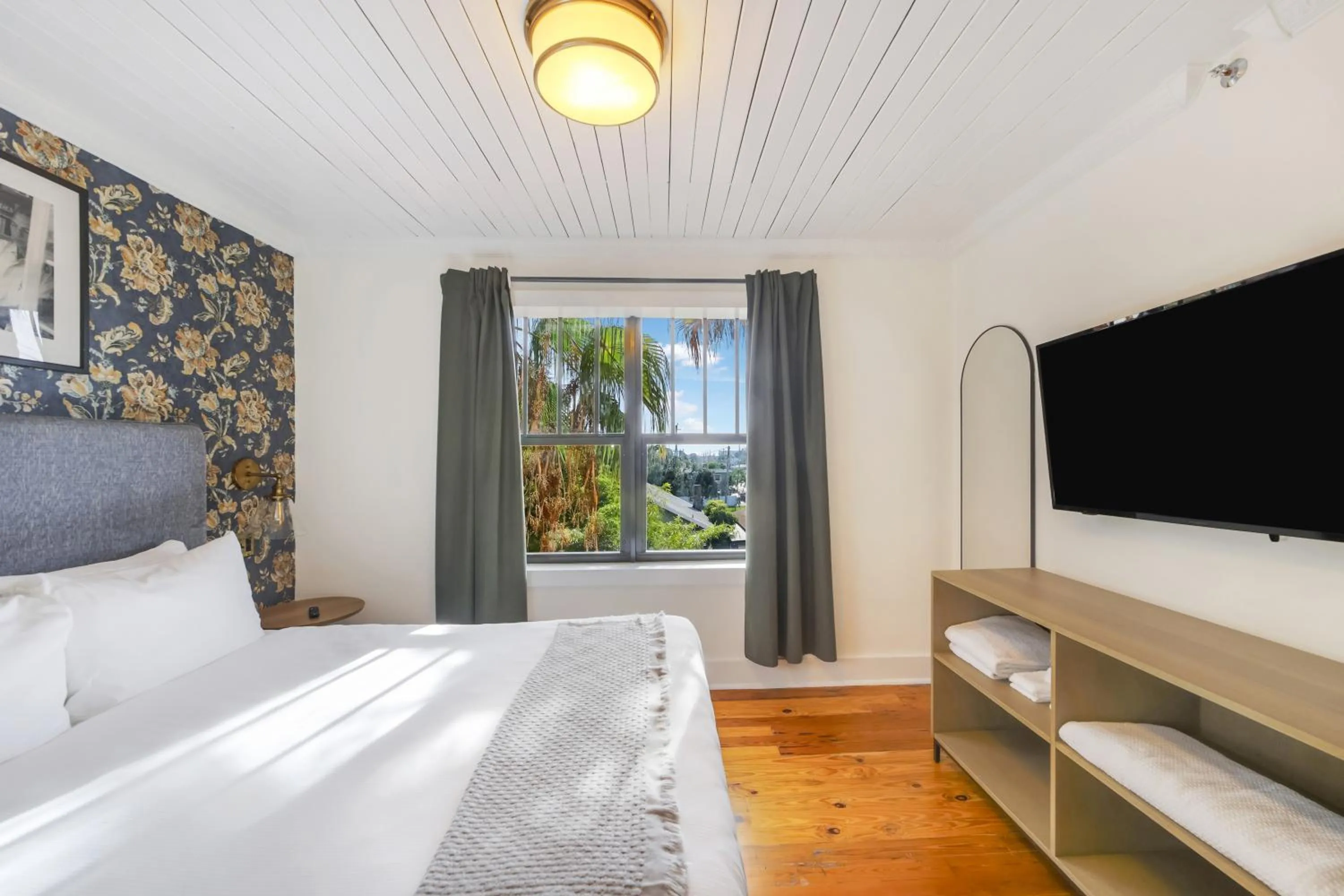 Communal lounge/ TV room, Bed in Tower Hotel Little Havana