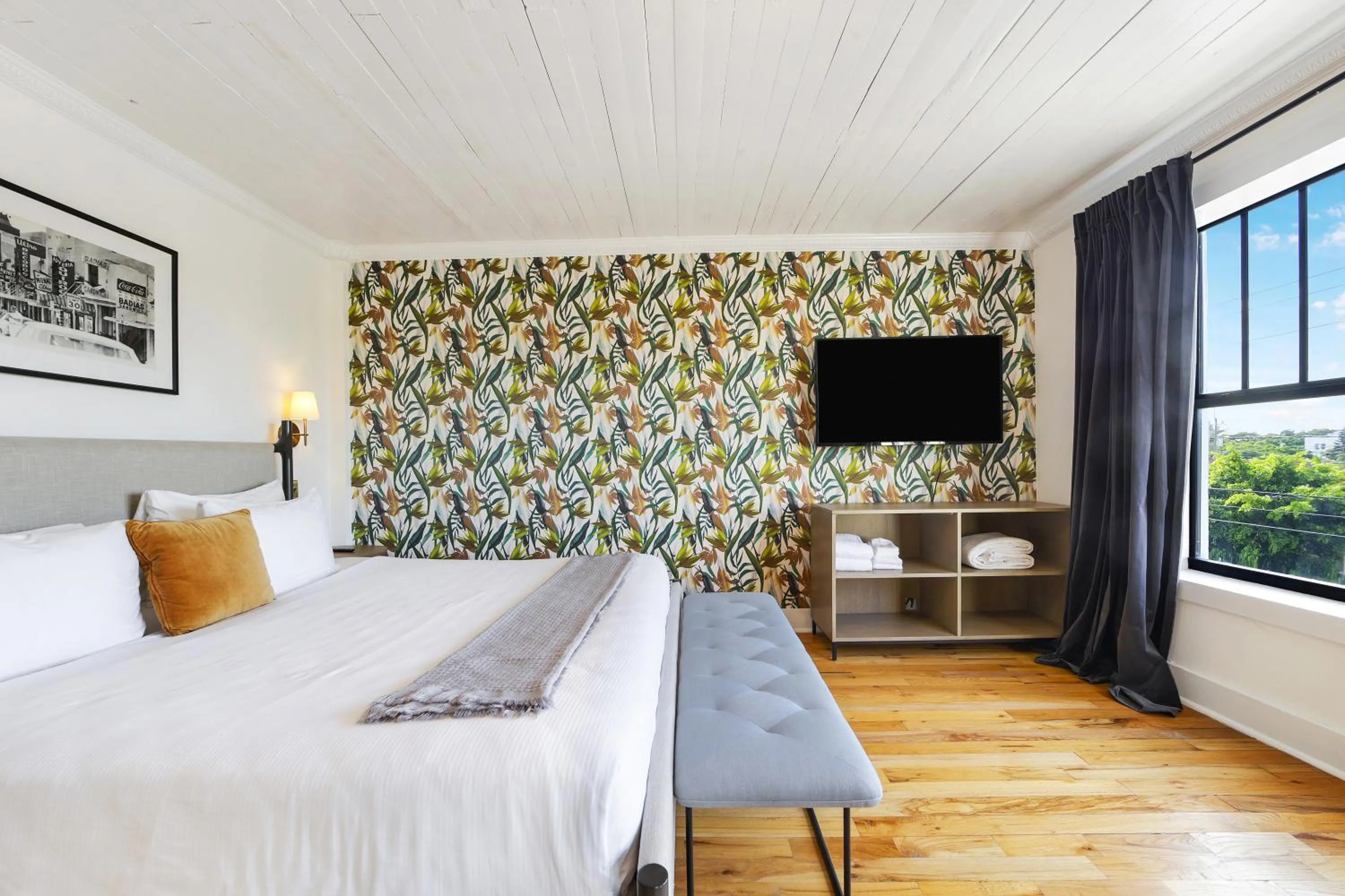 Communal lounge/ TV room, Bed in Tower Hotel Little Havana