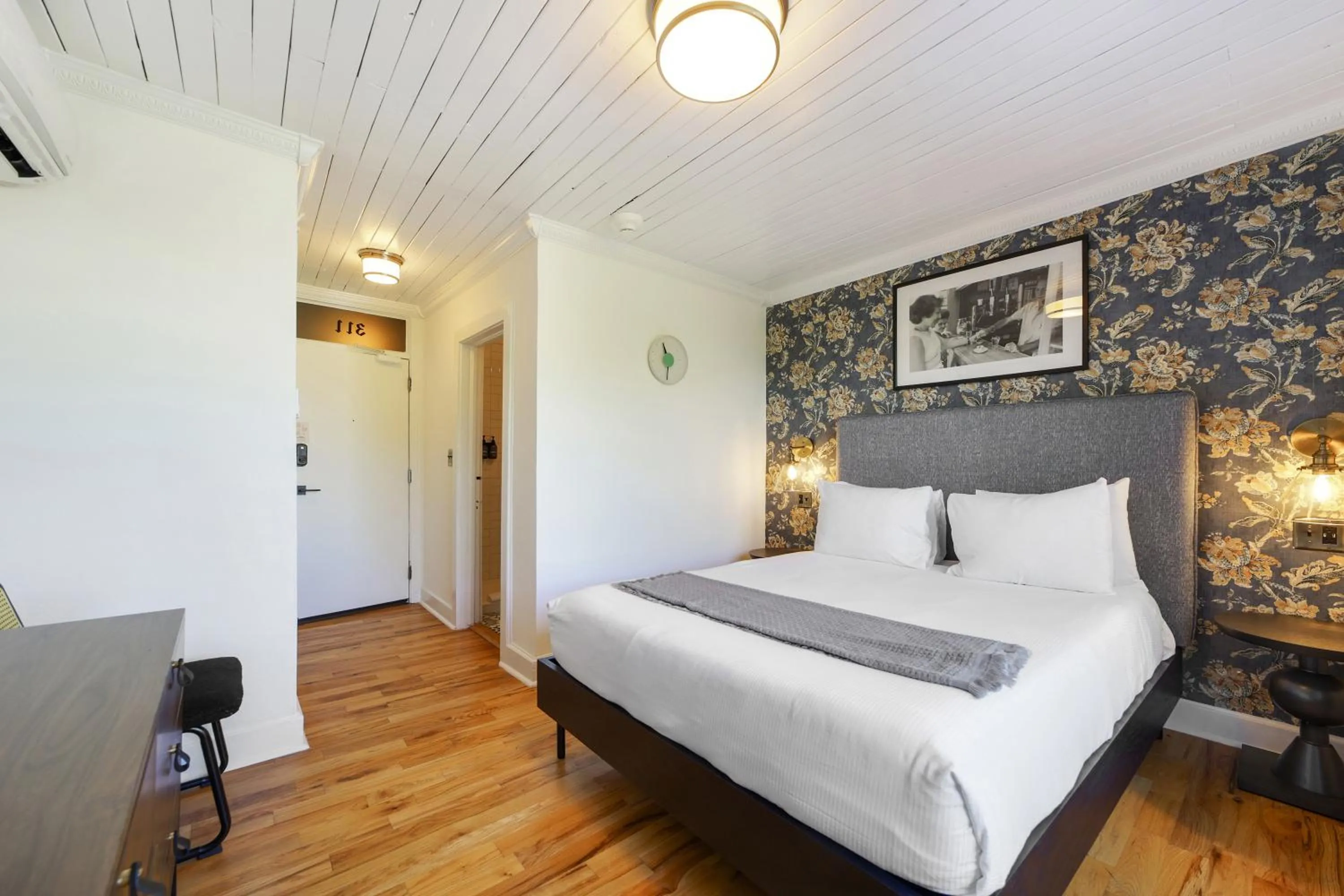 Bed in Tower Hotel Little Havana