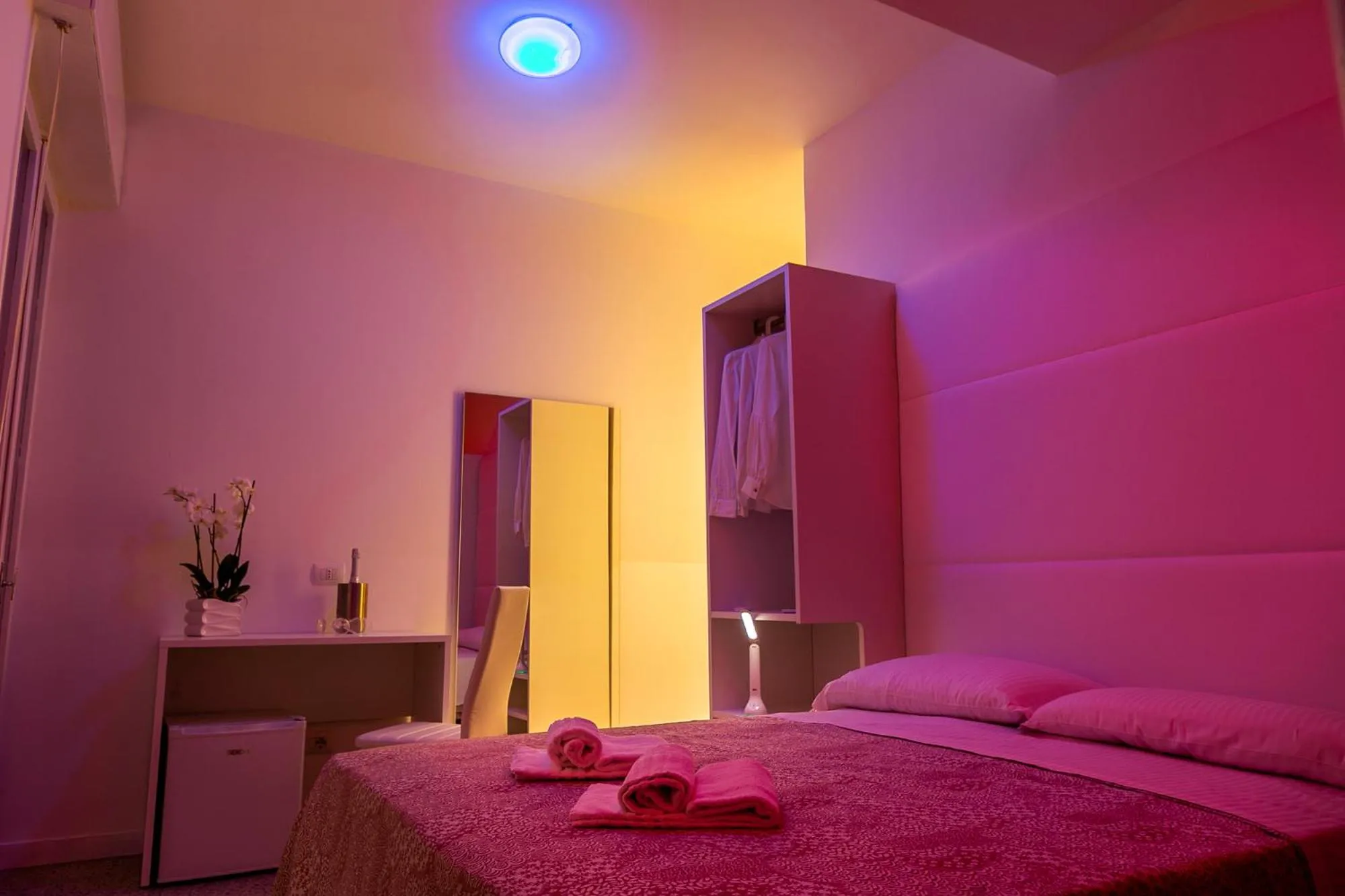 Photo of the whole room, Bed in Hotel Ninfea Cattolica