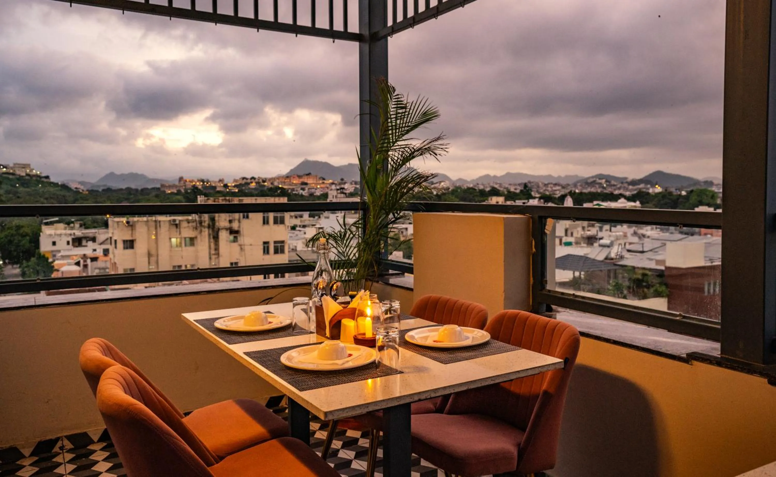 Restaurant/places to eat in Hotel Lake Metro