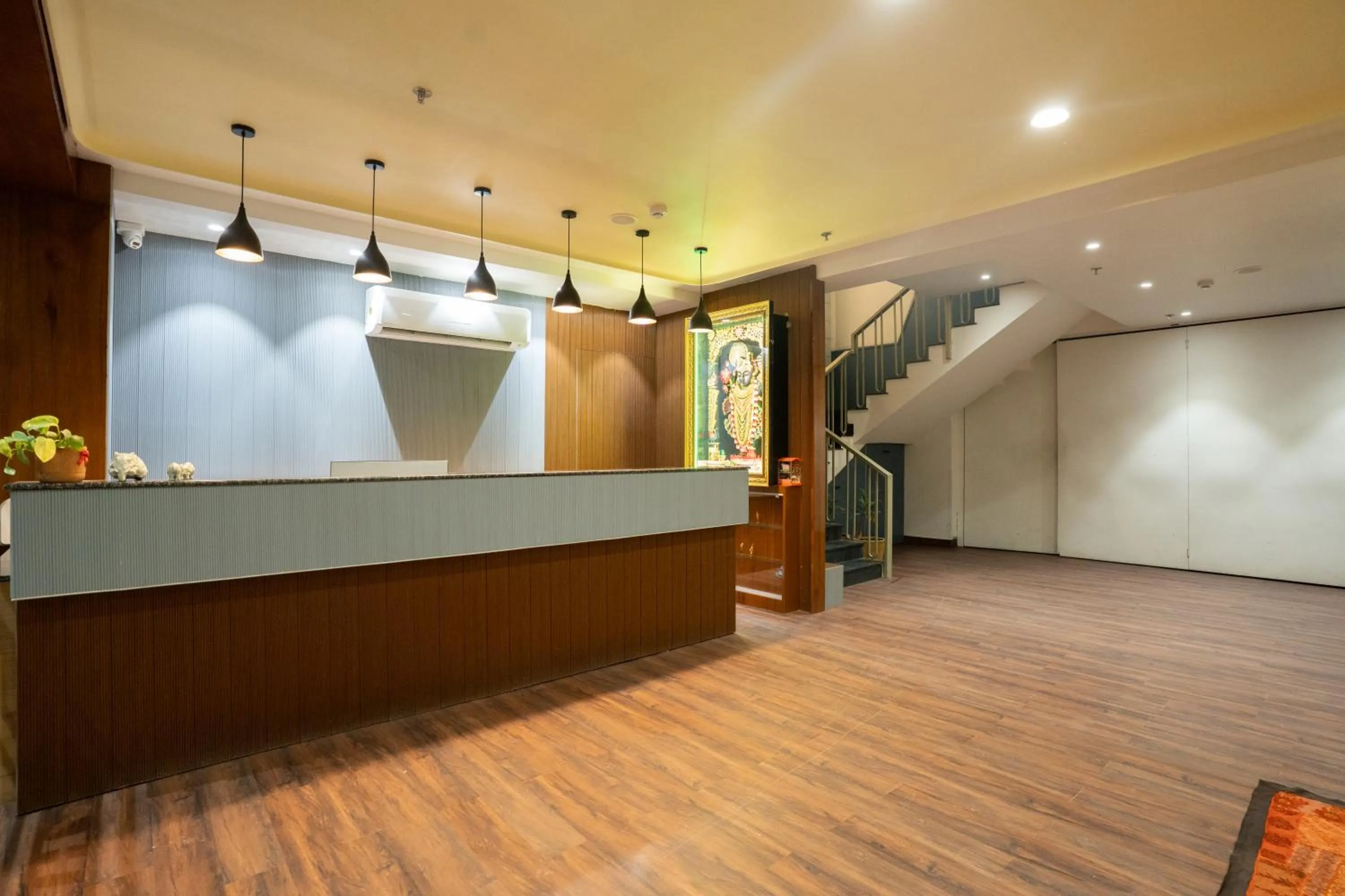 Restaurant/places to eat in Hotel Lake Metro