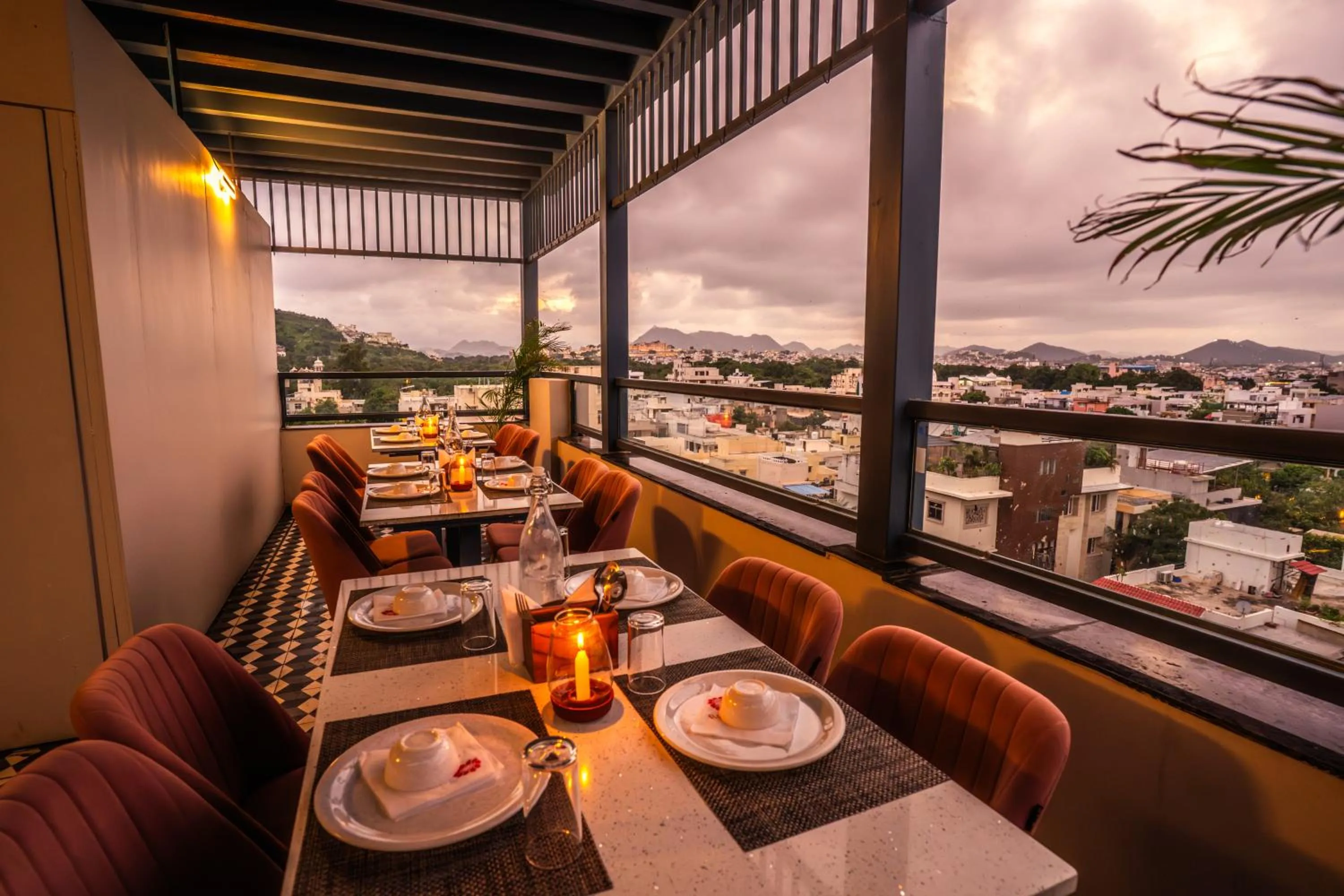 Restaurant/places to eat in Hotel Lake Metro