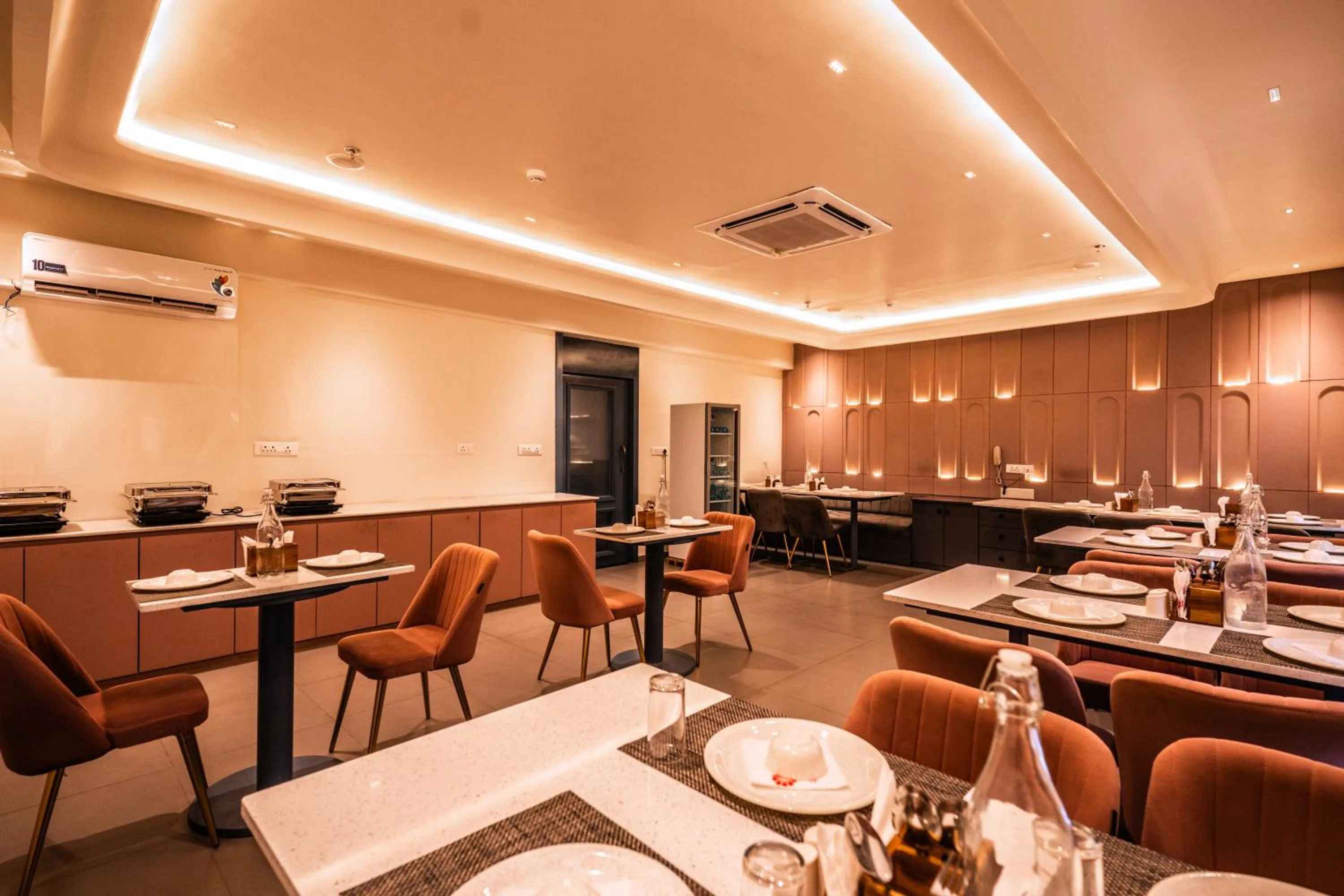 Restaurant/places to eat in Hotel Lake Metro