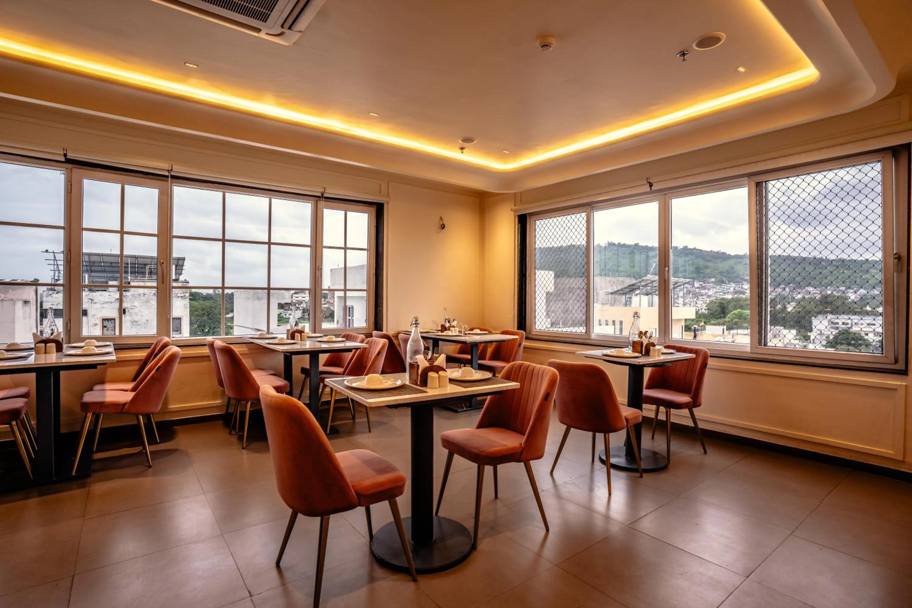 Restaurant/places to eat in Hotel Lake Metro