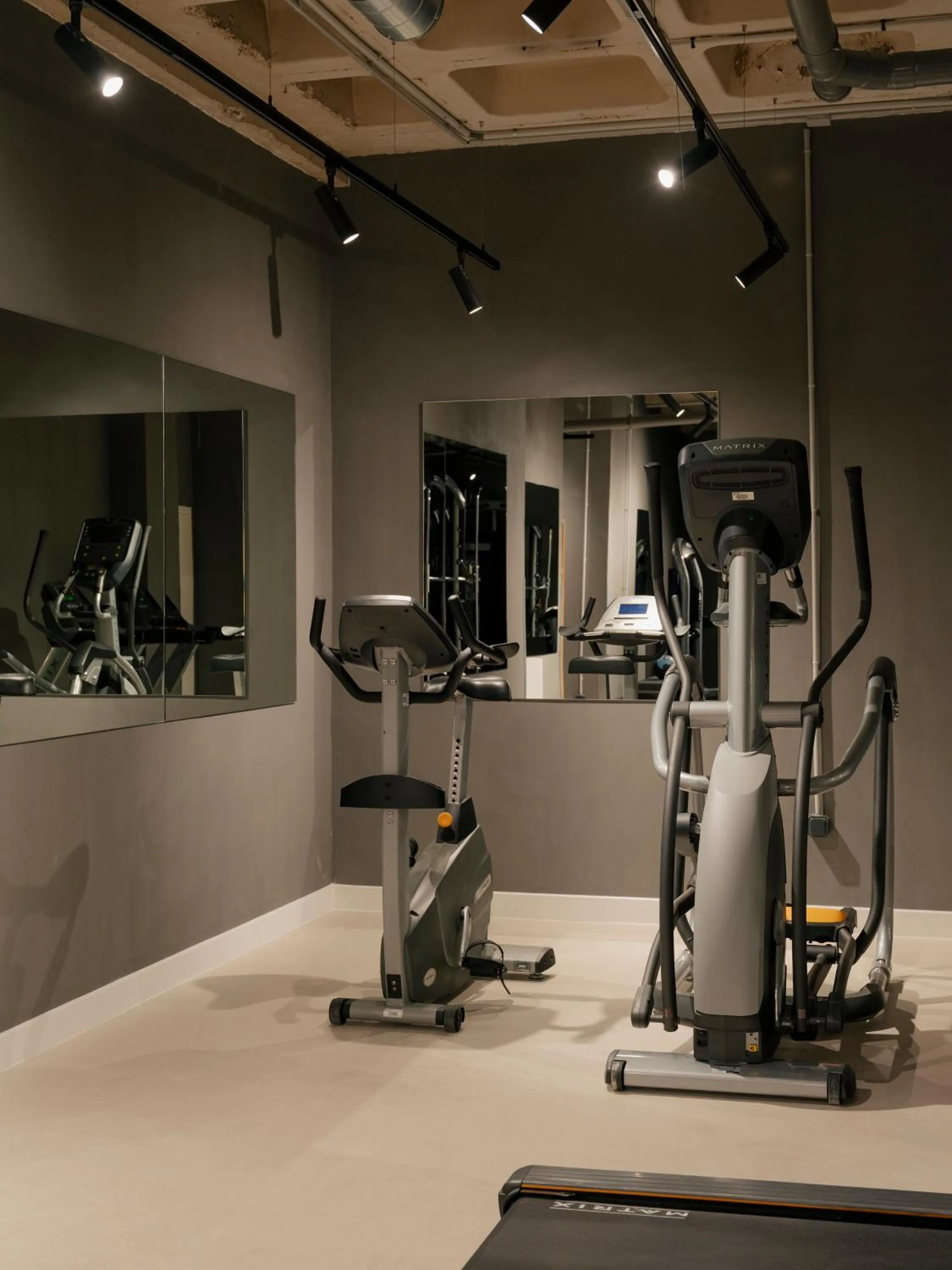 Fitness centre/facilities in Edgar Suites Montrouge