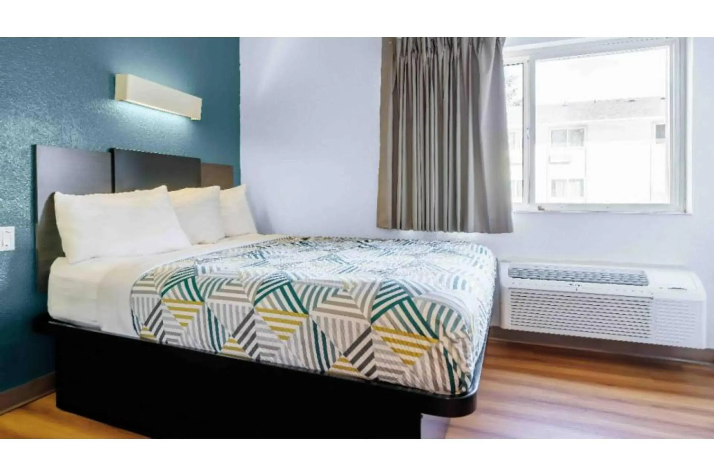 Queen Room - Non-Smoking in Studio 6 Seattle, WA Sea Tac Airport South Queen Room - Non-Smoking in Studio 6 Seattle, WA Sea Tac Airport South