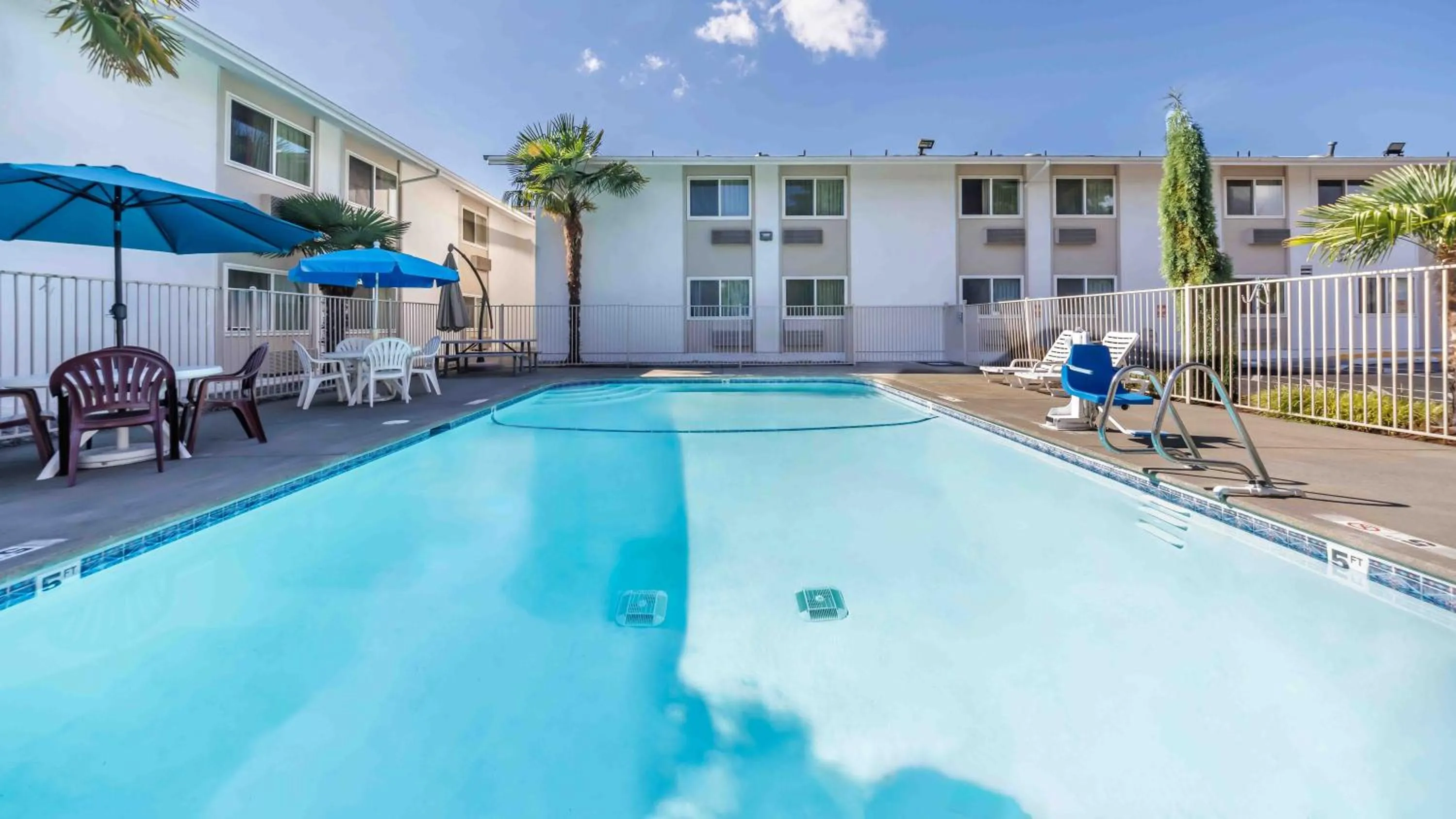 Swimming pool in Studio 6 Seattle, WA Sea Tac Airport South