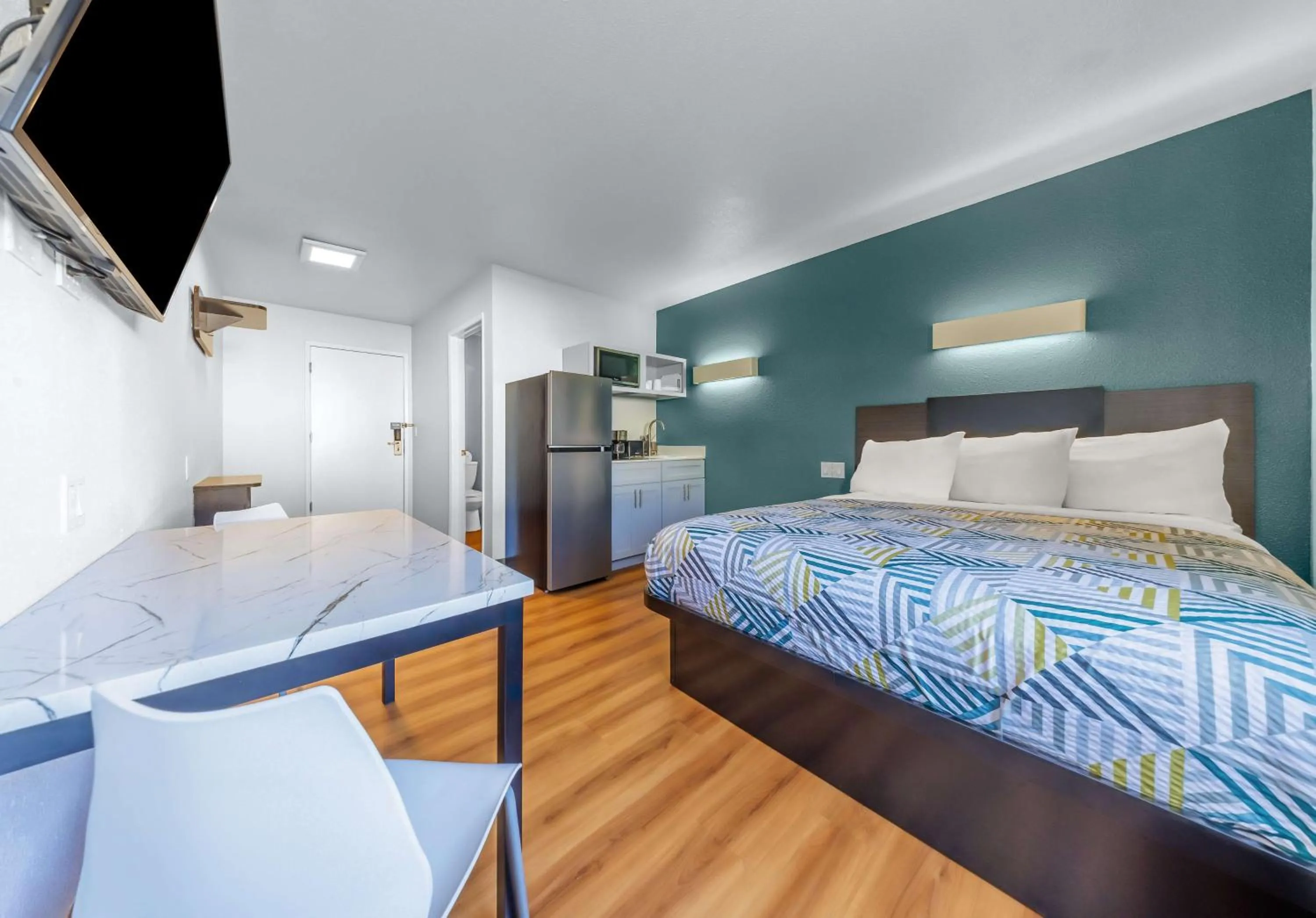 Bedroom, Bed in Studio 6 Seattle, WA Sea Tac Airport South