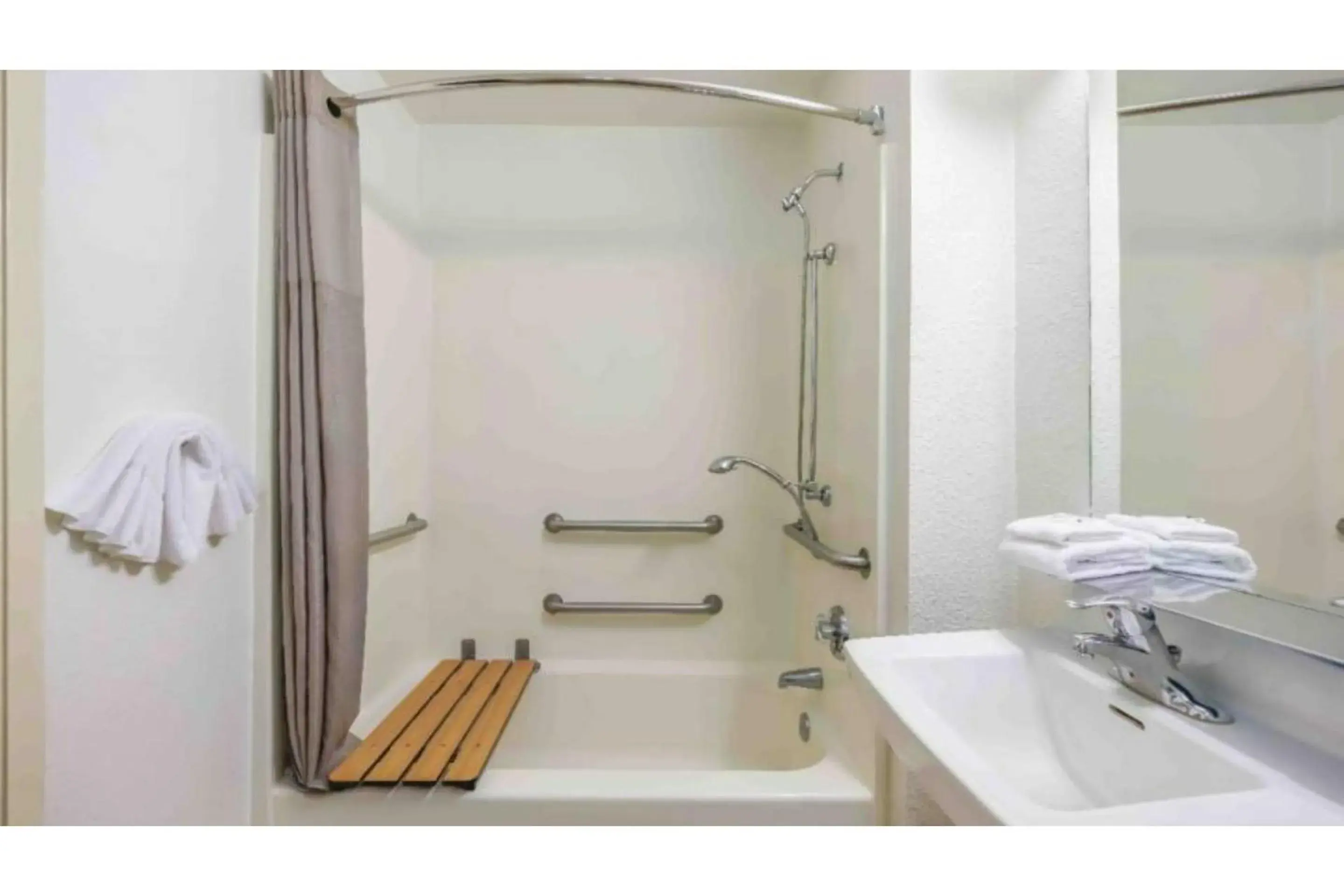 Double Room - Disability Access - Non-Smoking in Studio 6 Seattle, WA Sea Tac Airport South Double Room - Disability Access - Non-Smoking in Studio 6 Seattle, WA Sea Tac Airport South