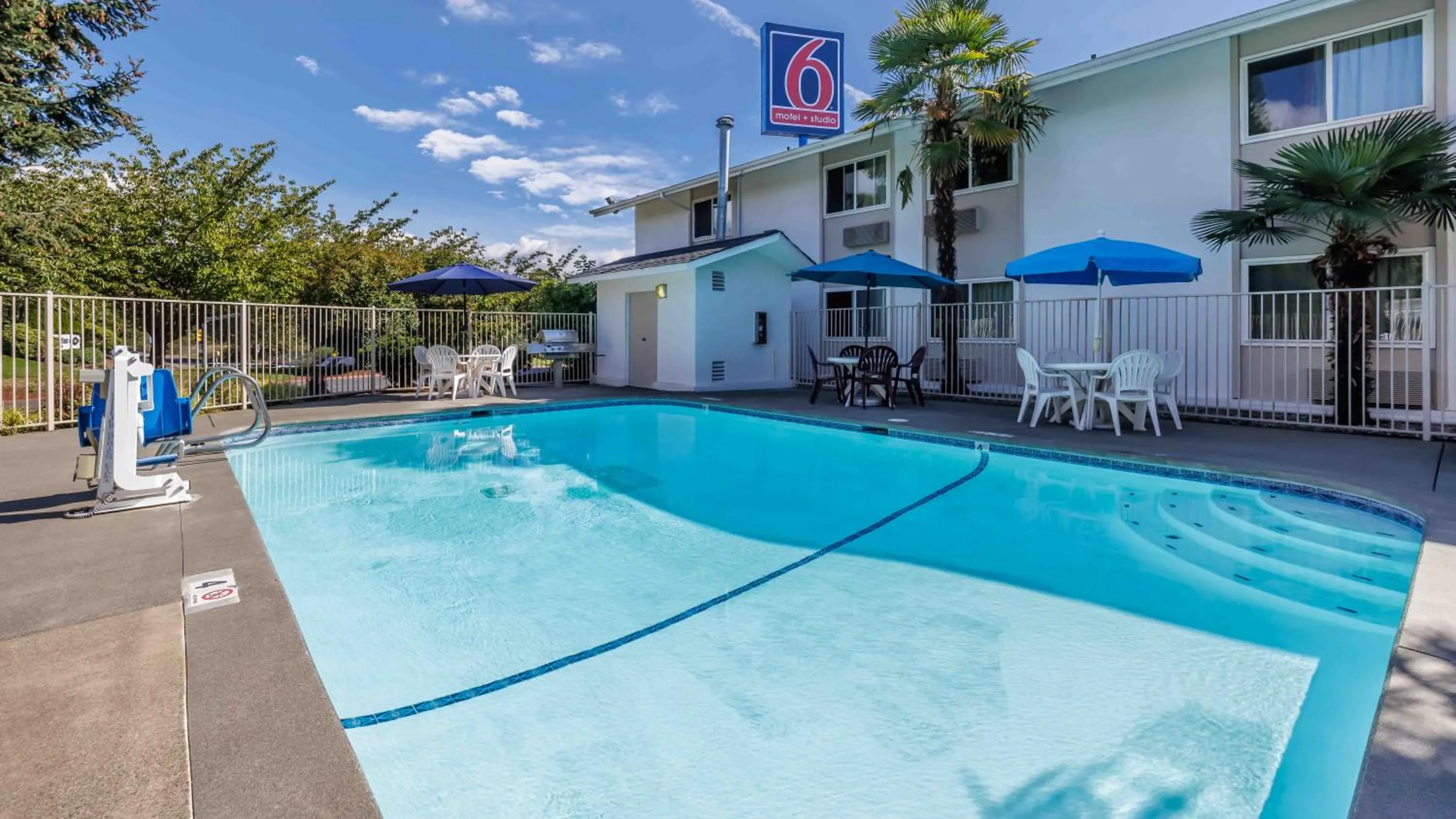 Swimming pool in Studio 6 Seattle, WA Sea Tac Airport South