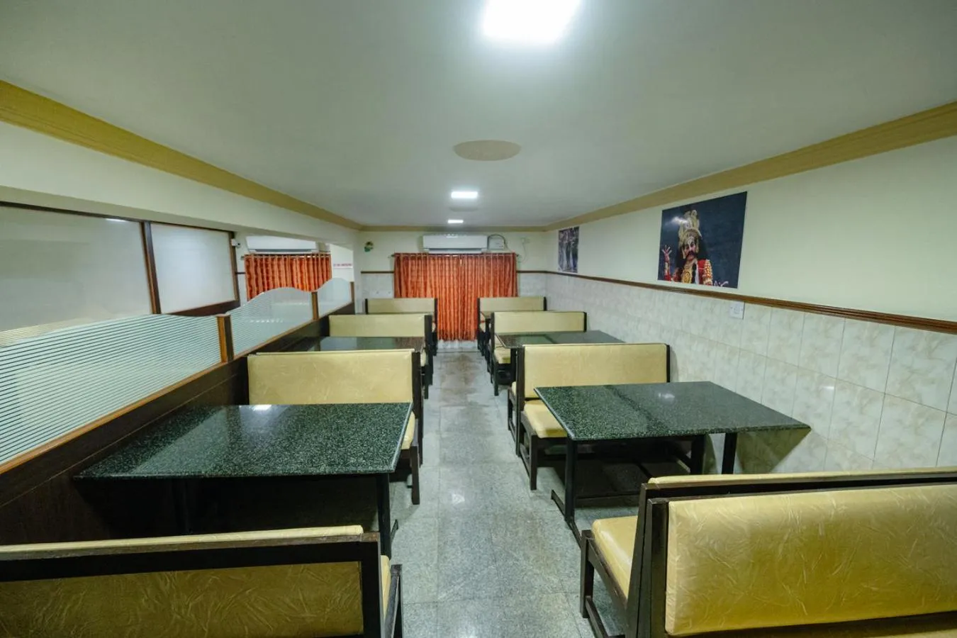 Restaurant/places to eat in Hotel Durga International