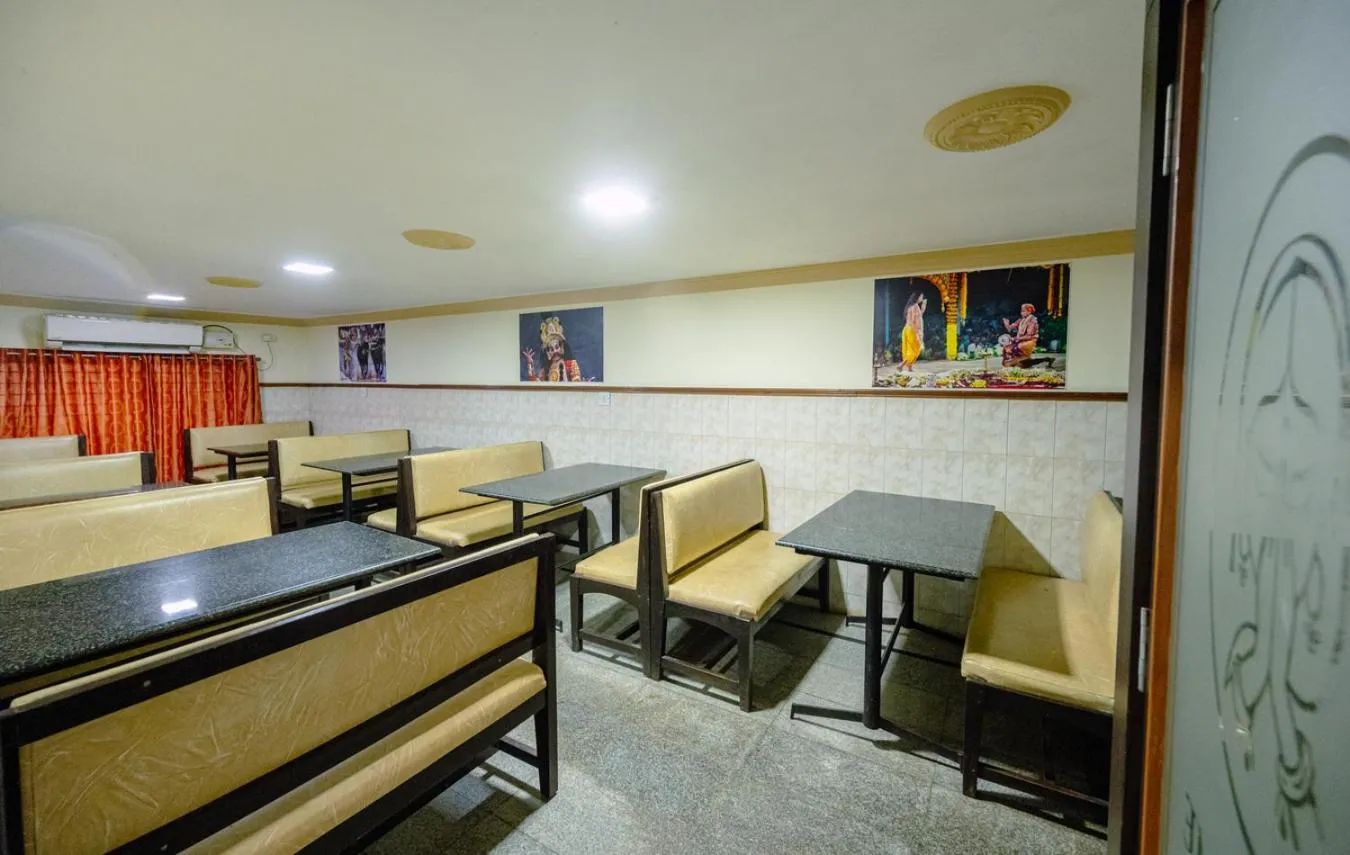 Restaurant/places to eat in Hotel Durga International