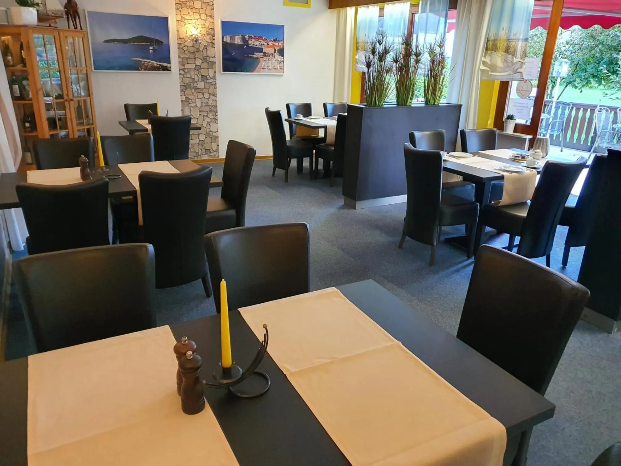 Restaurant/places to eat in Hotel Bechtel