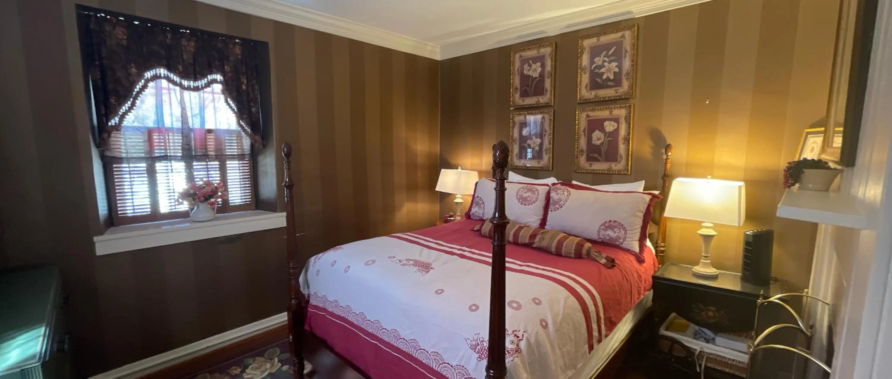 Bed in Wayside Inn Bed and Breakfast