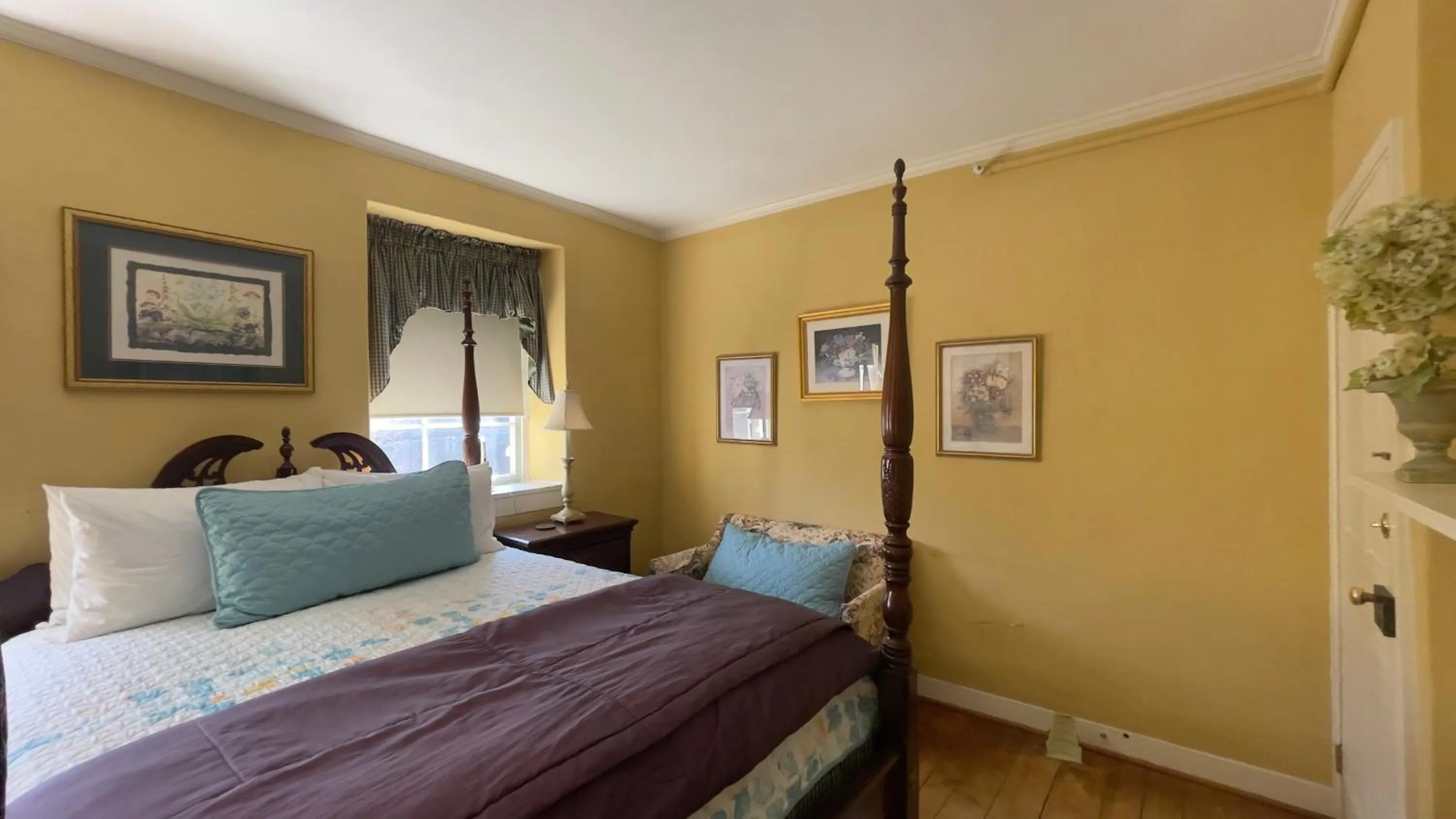 Bed in Wayside Inn Bed and Breakfast