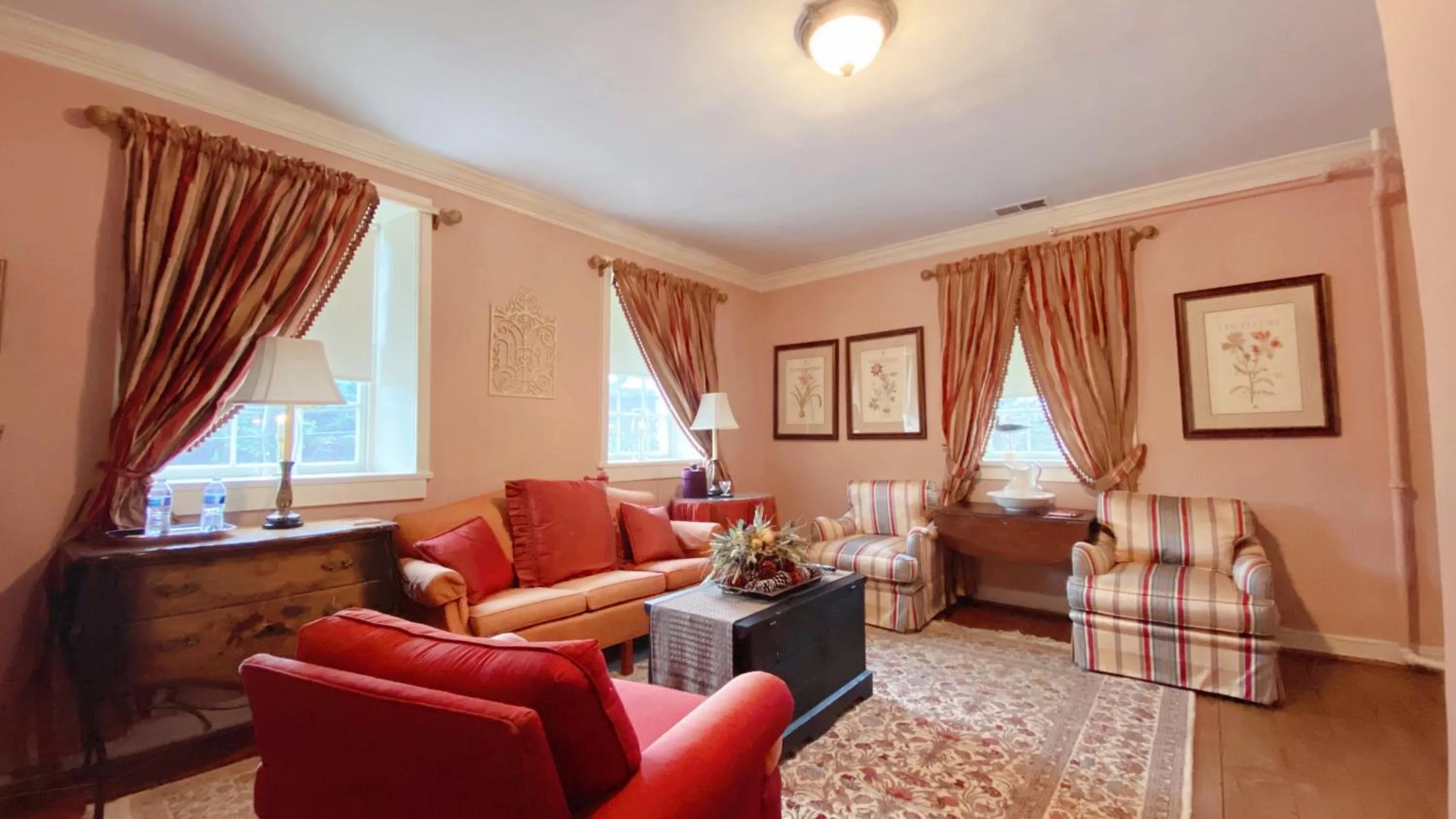 Living room in Wayside Inn Bed and Breakfast