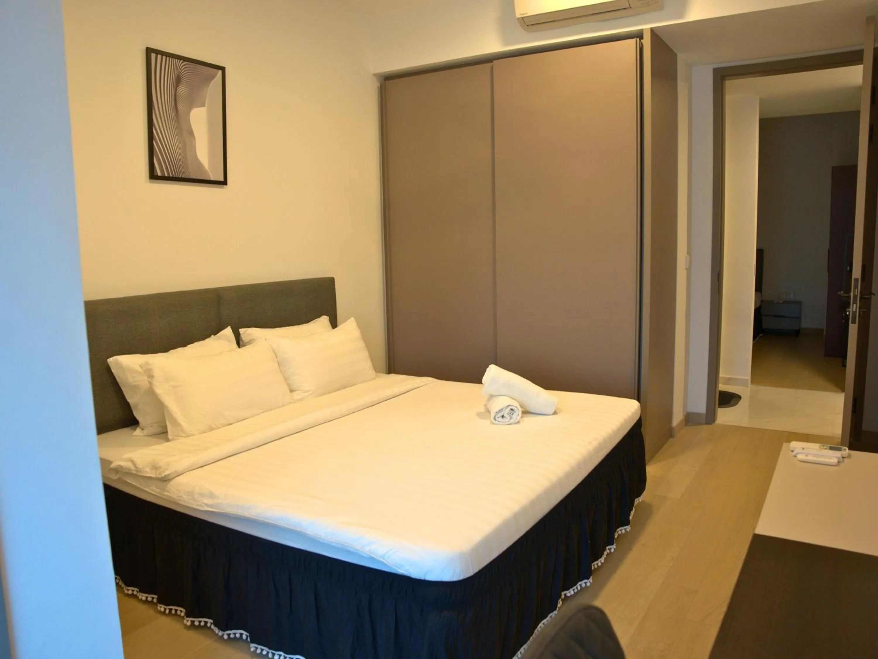 Photo of the whole room, Bed in Eaton Residence Yemala