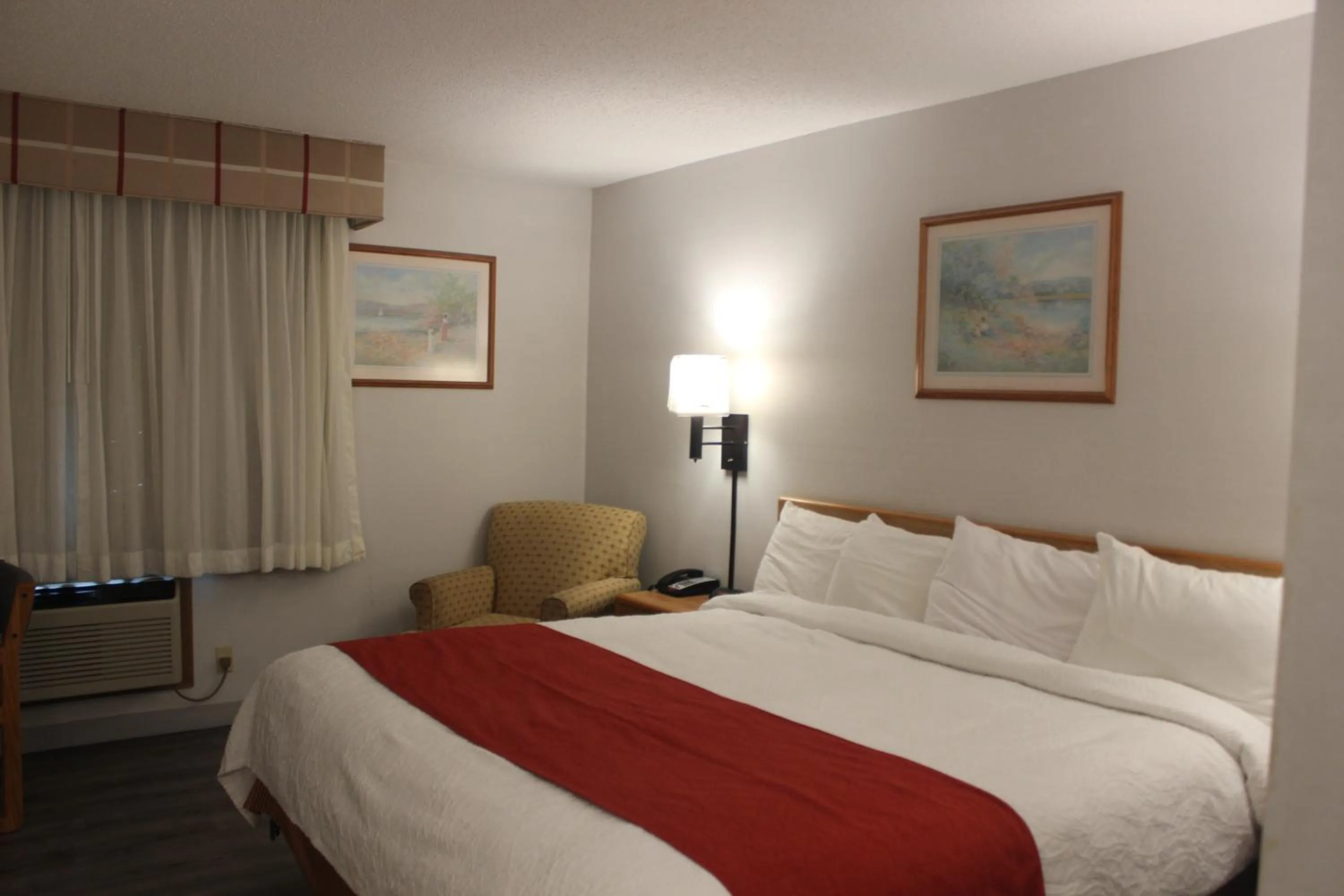 Property building, Bed in Eastwood Inn