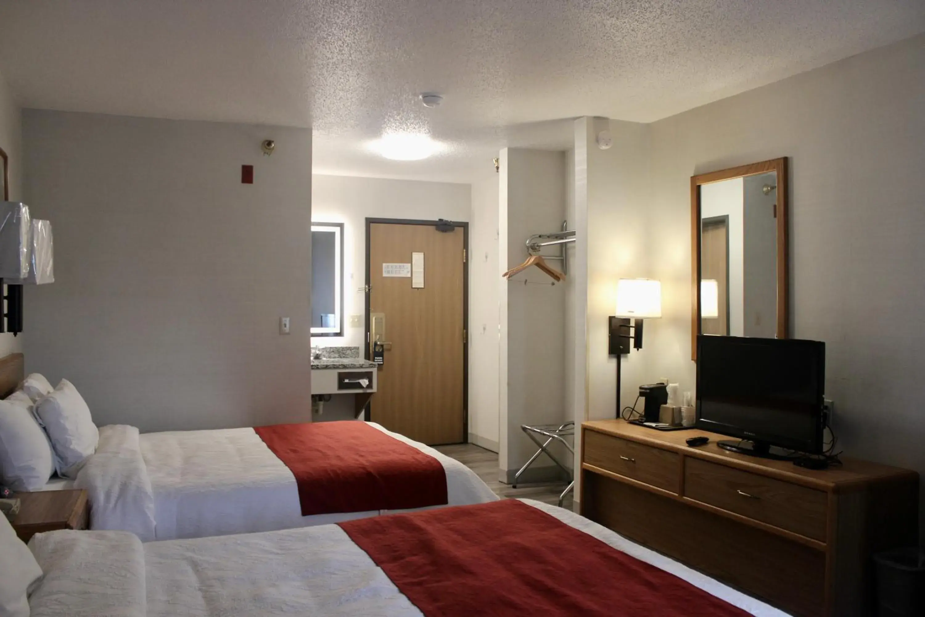 Standard Queen Room in Eastwood Inn Standard Queen Room in Eastwood Inn