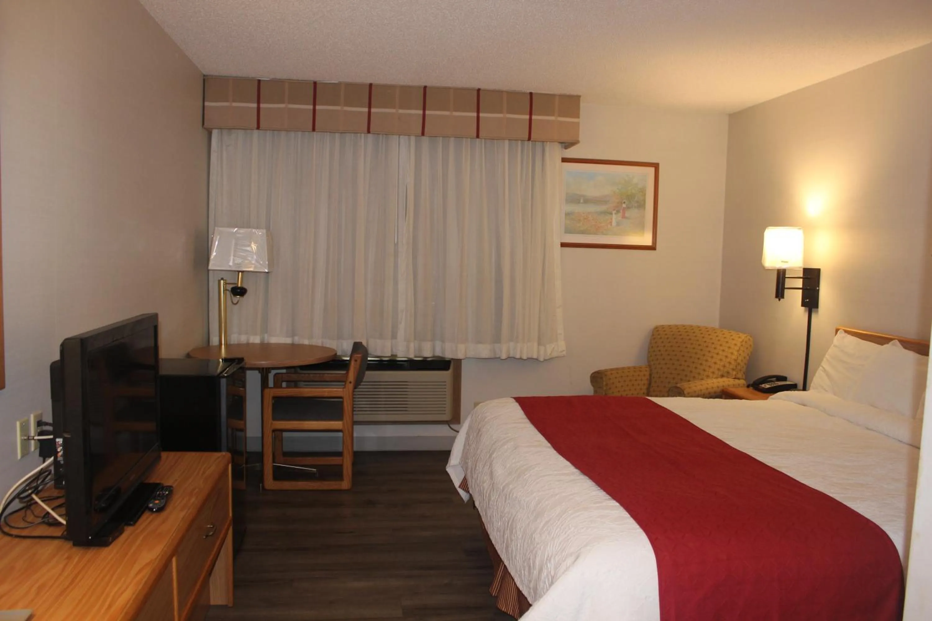 Seating area, Bed in Eastwood Inn