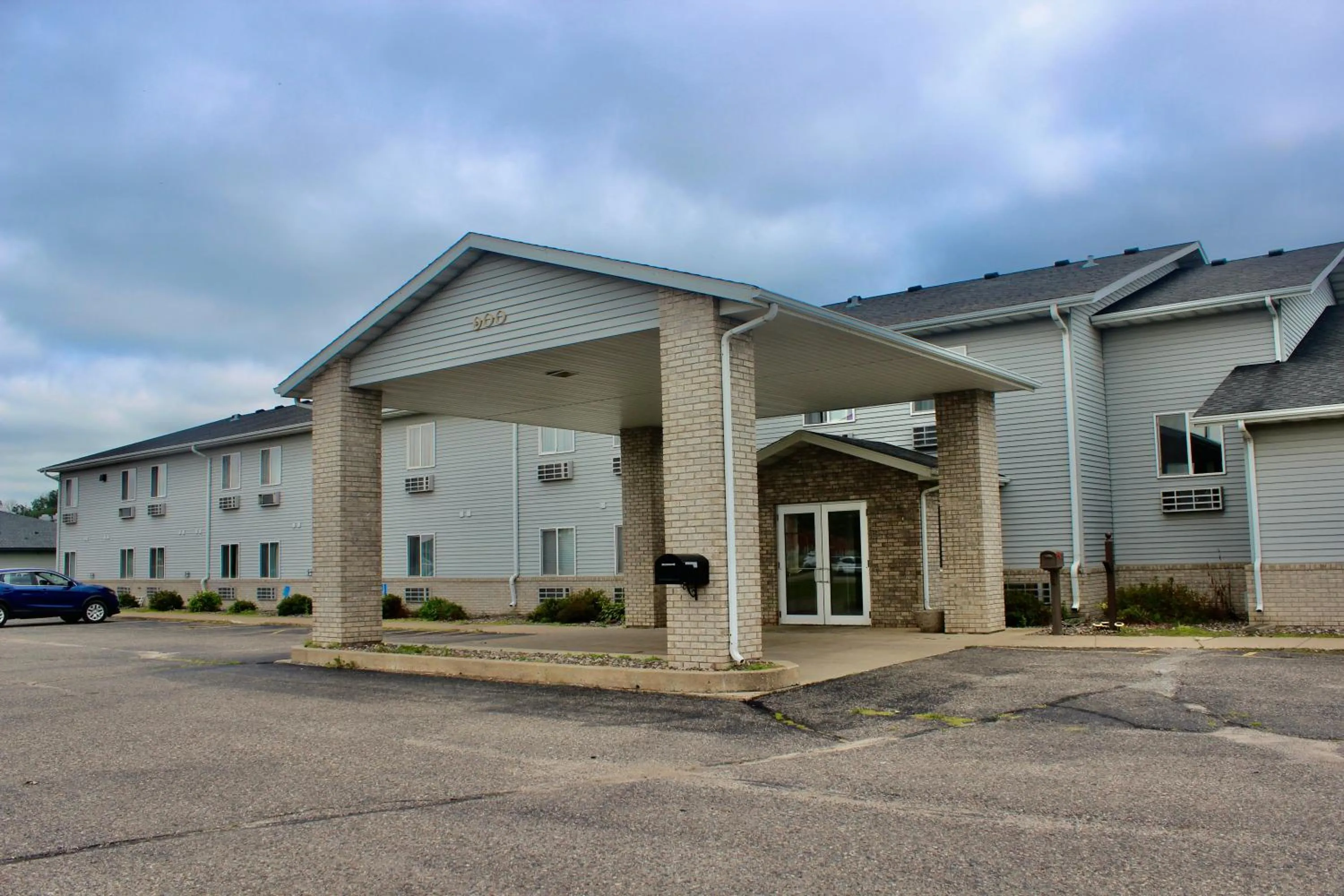 Property building in Eastwood Inn