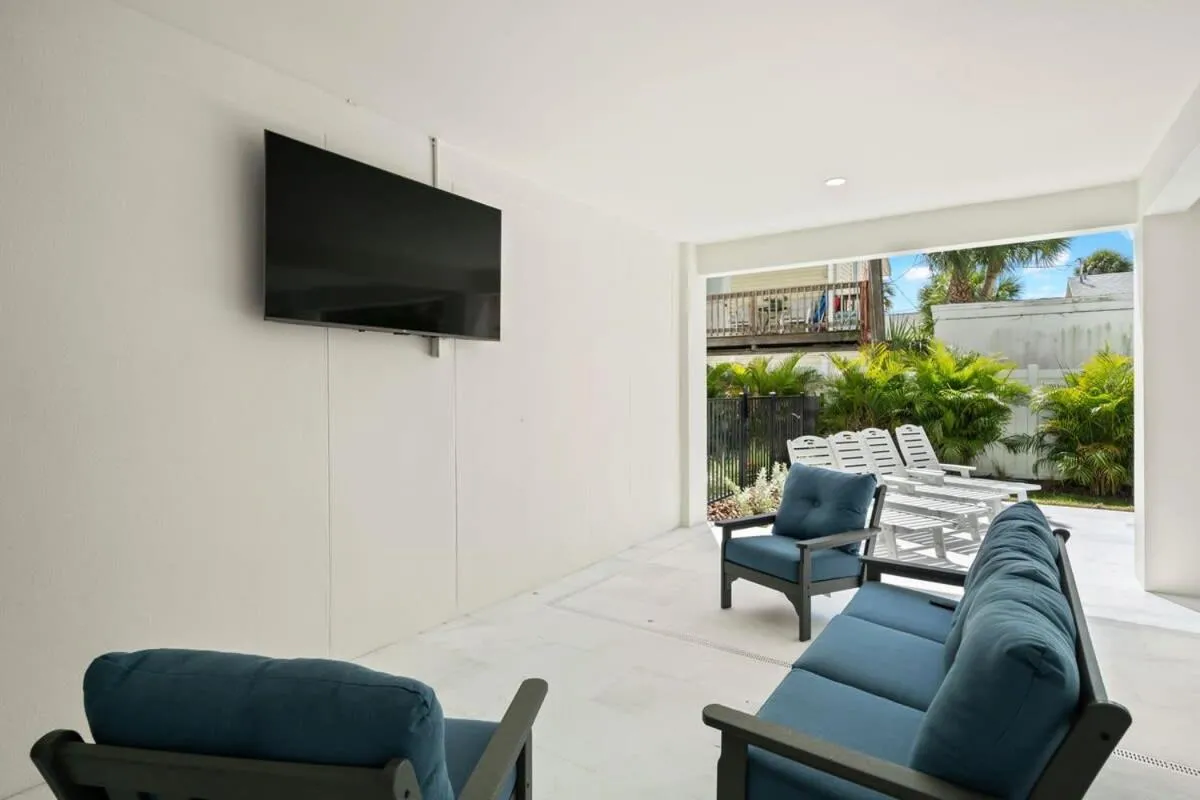 TV and multimedia in Akoya House at The Gemma by Brightwild