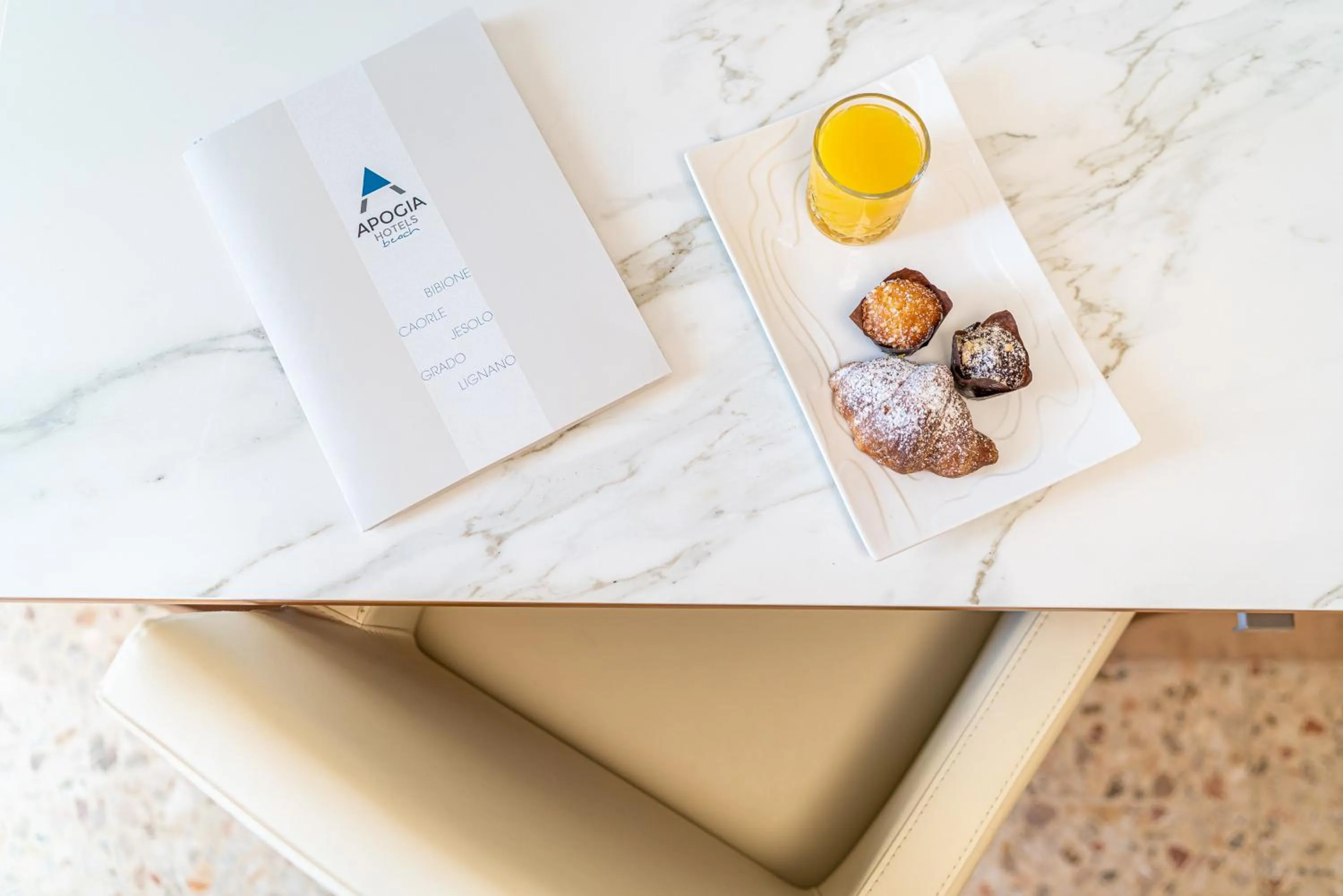 Restaurant/places to eat in Hotel Royal