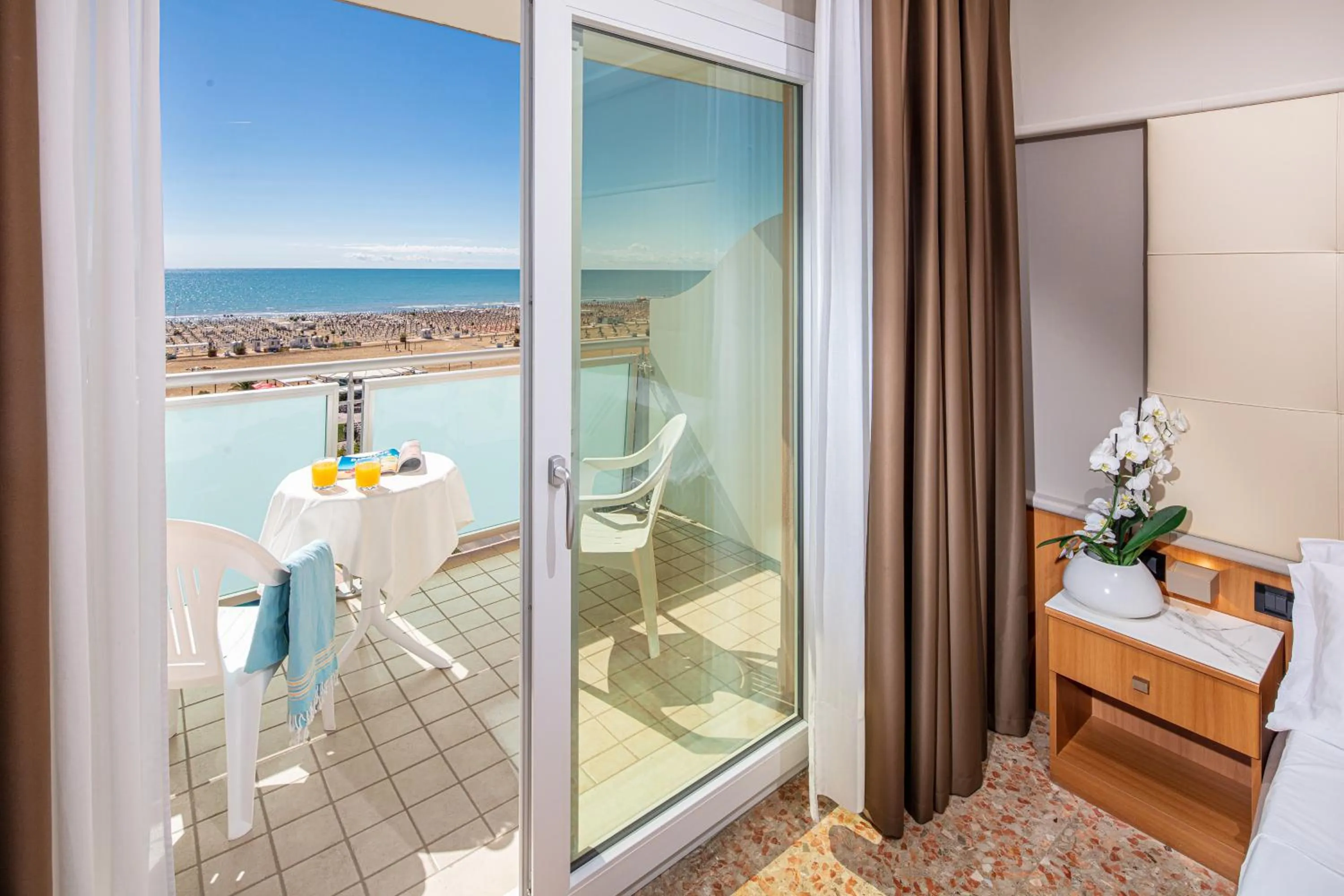 Restaurant/places to eat in Hotel Royal