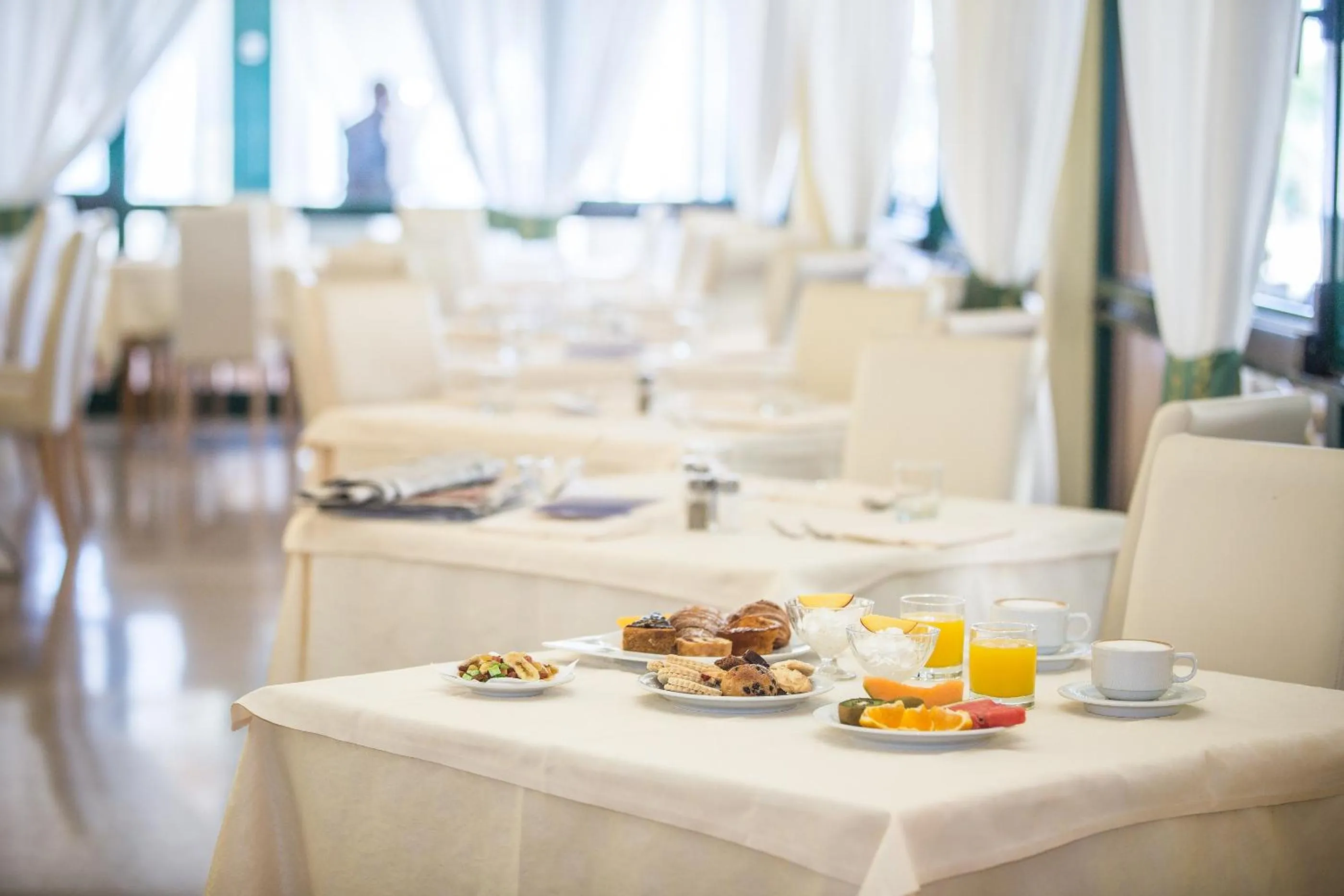 Restaurant/places to eat in Hotel Royal