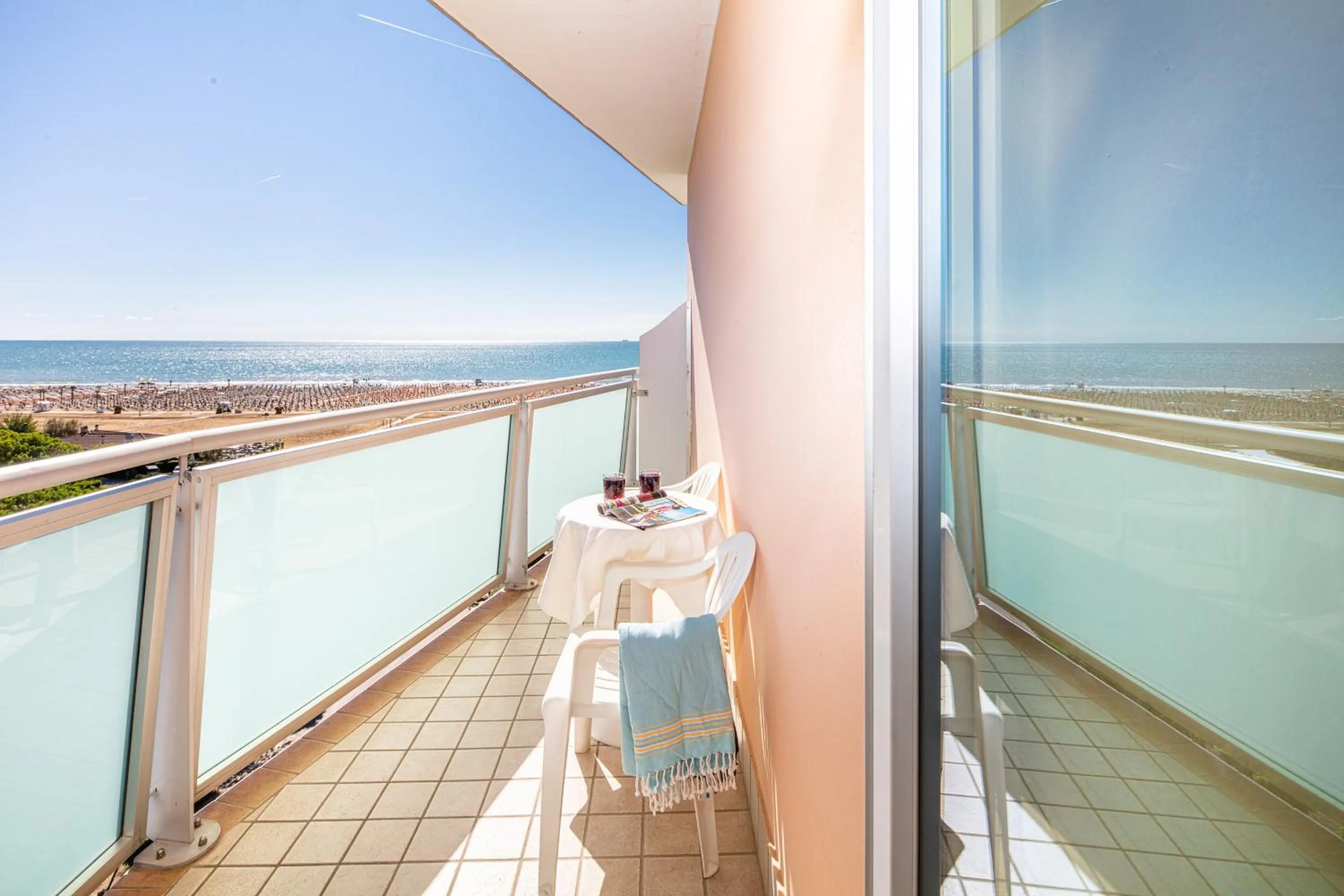 Restaurant/places to eat in Hotel Royal