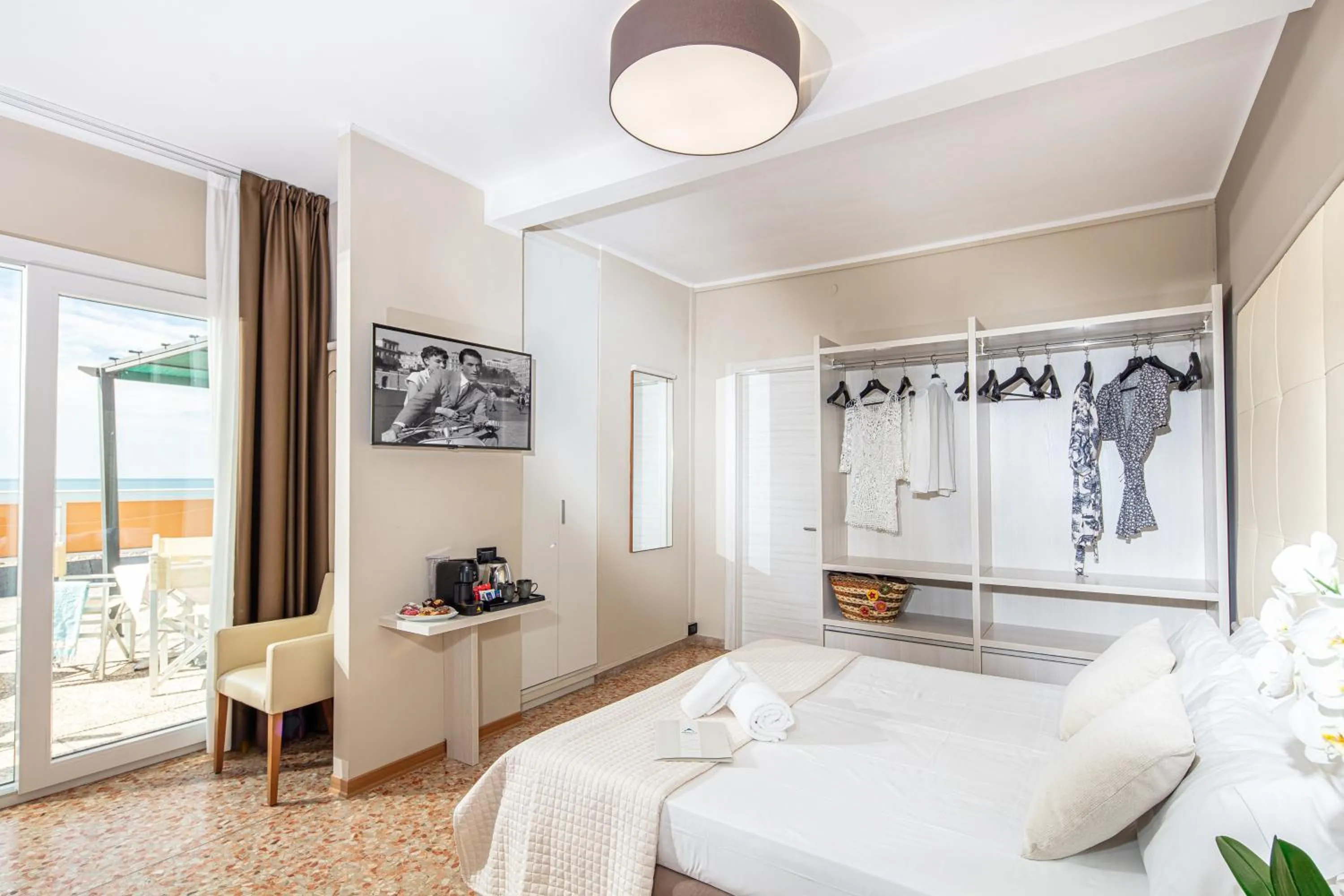 Restaurant/places to eat, Bed in Hotel Royal