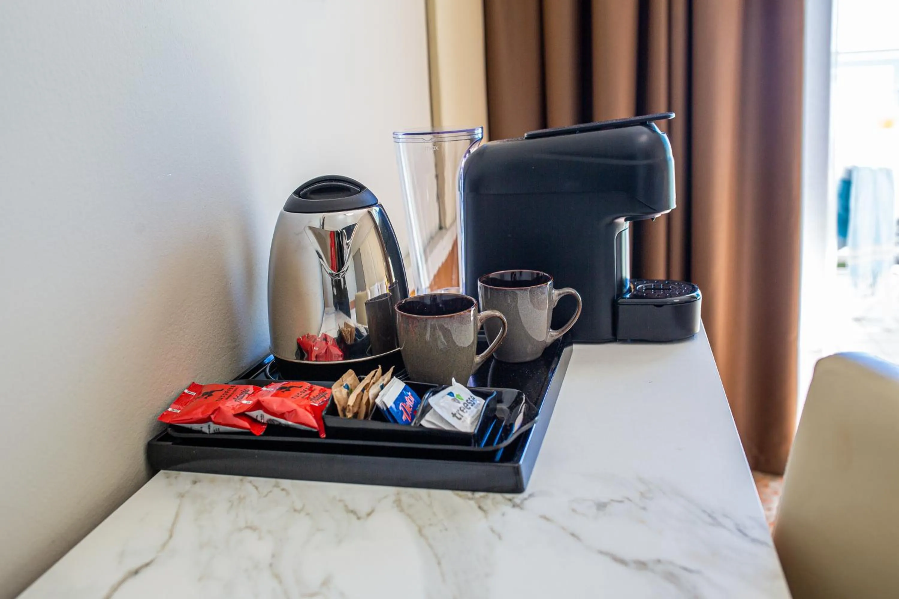 Restaurant/places to eat in Hotel Royal