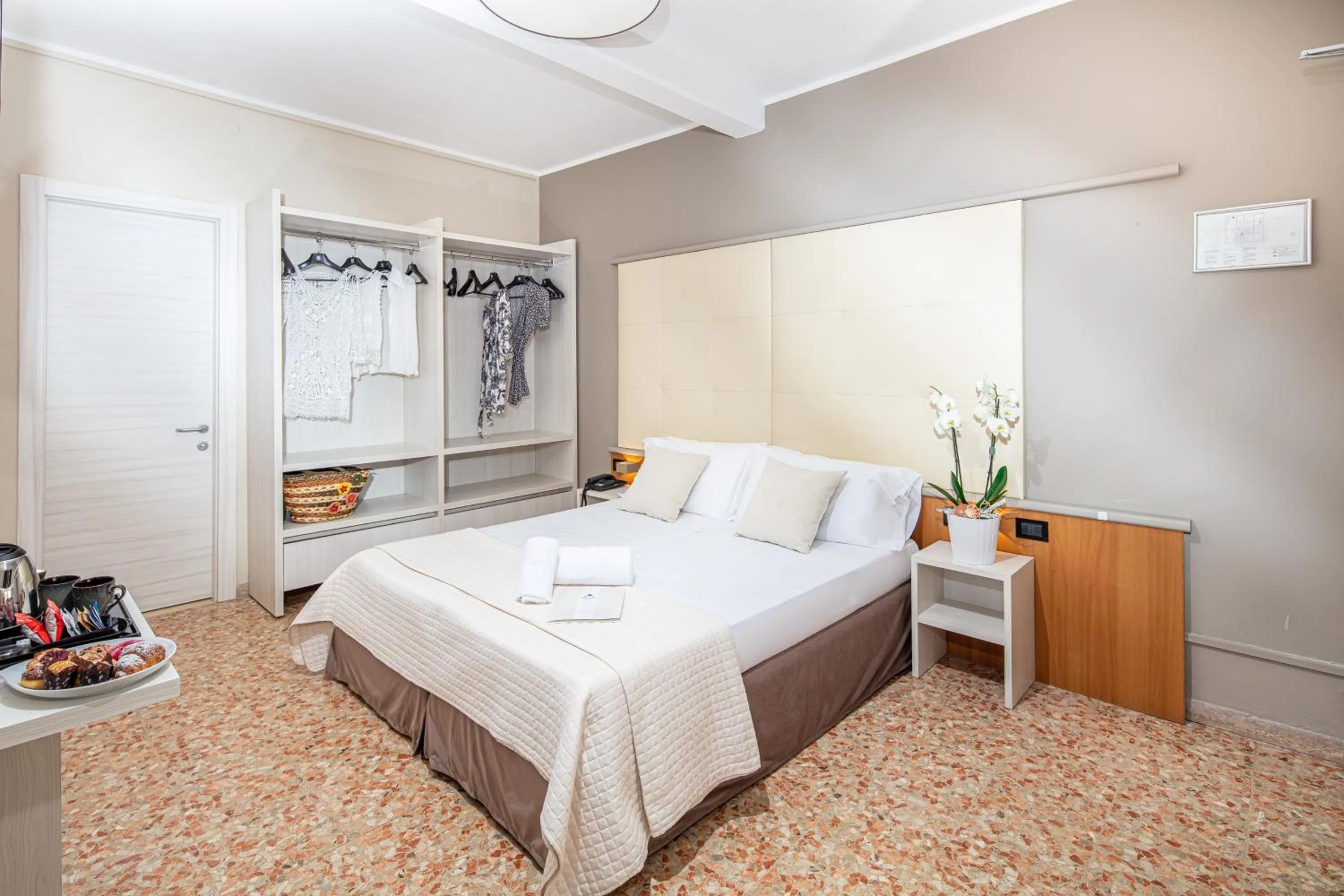 Restaurant/places to eat, Bed in Hotel Royal